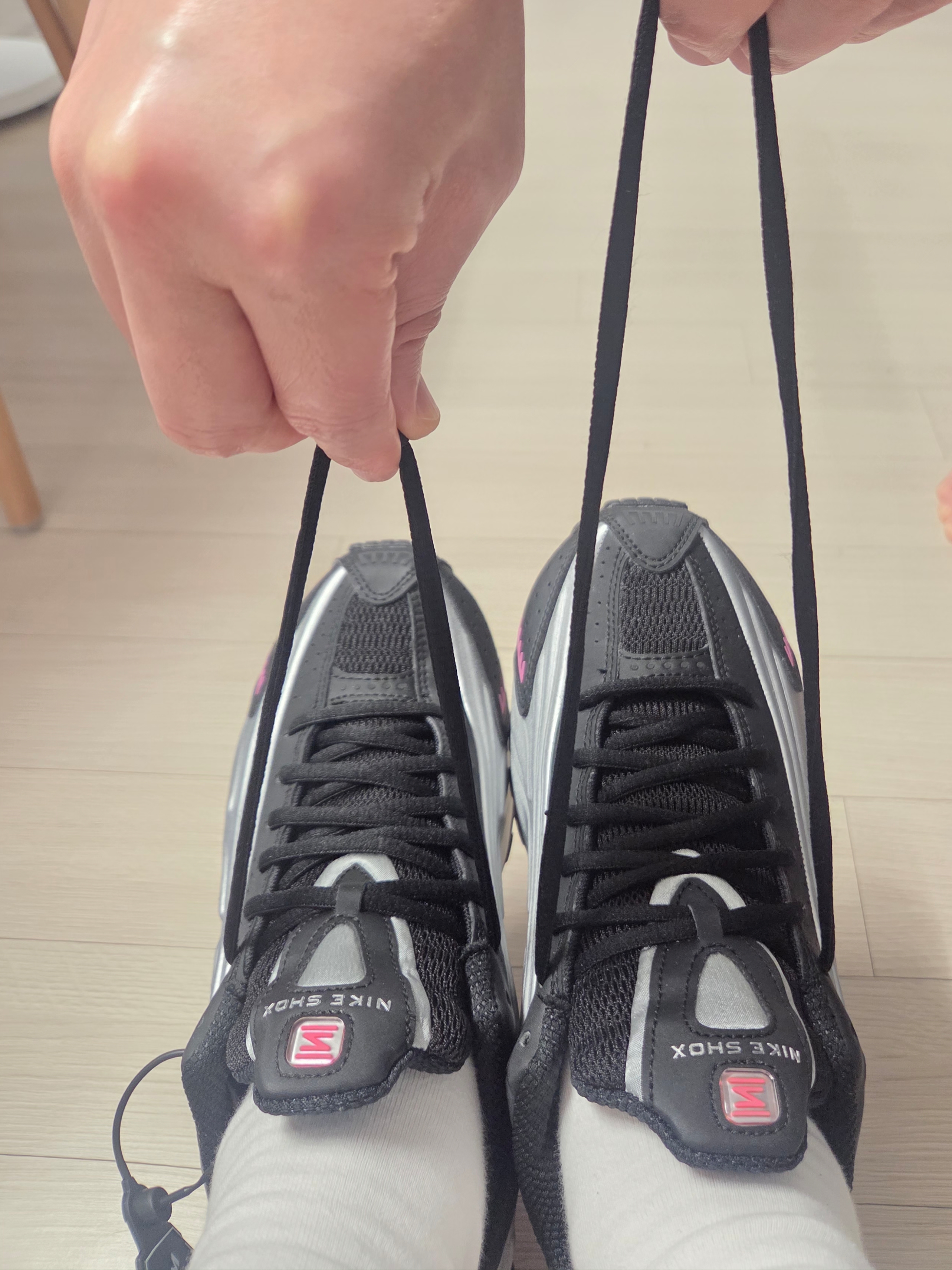 (W) Nike Shox R4 Black Pinksicle 착용 스타일
