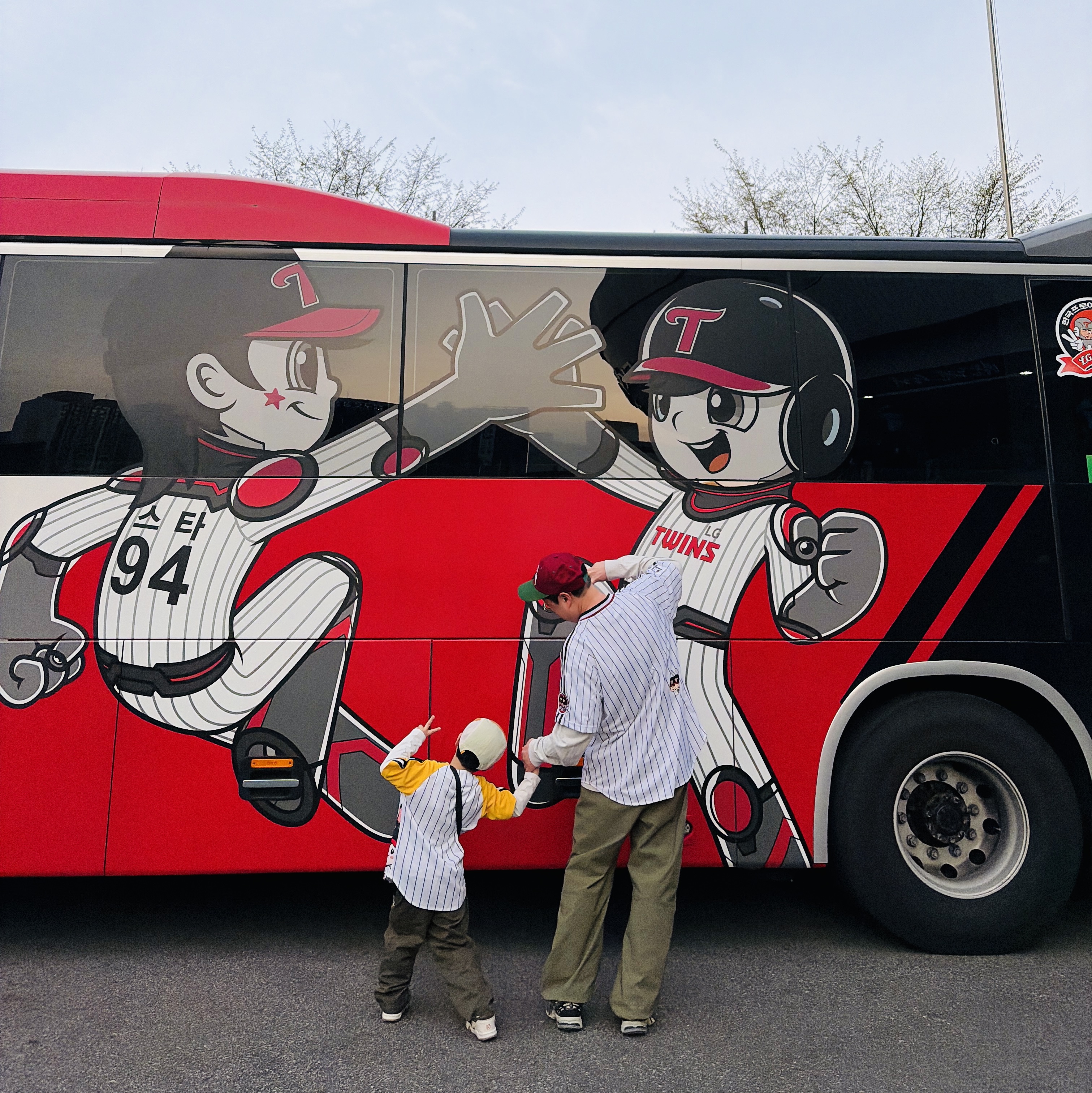 (TD) Jordan x Travis Scott Jumpman Jack TR Sail and Dark Mocha, BDNS x LG TWINS Classic Logo Stripe Baseball Jersey White (Non Marking Ver.) 착용 스타일 - 4