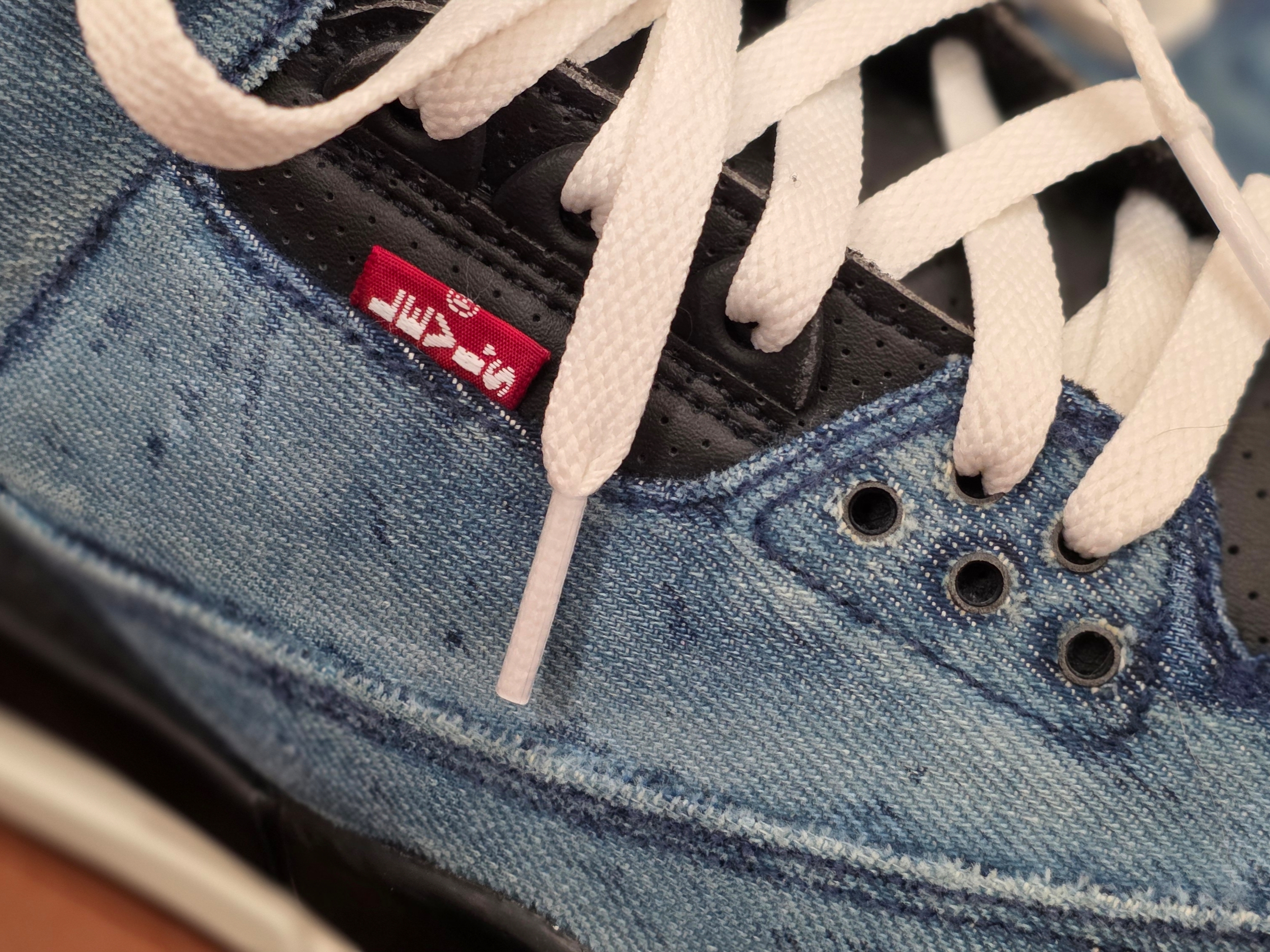Jordan 3 x Levi’s Indigo and Gym Red 착용 스타일 - 3