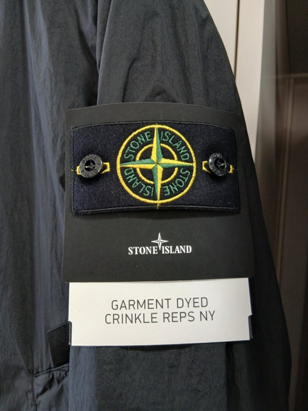 Stone Island 9100011 Nylon Metal in Econyl Baseball Cap with Drawcord Compass Embroidery Black, Stone Island S0A23 Crinkle Reps R-NY Wind Resistant Anti-Drop Hooded Jacket - 25SS 착용 스타일 - 2