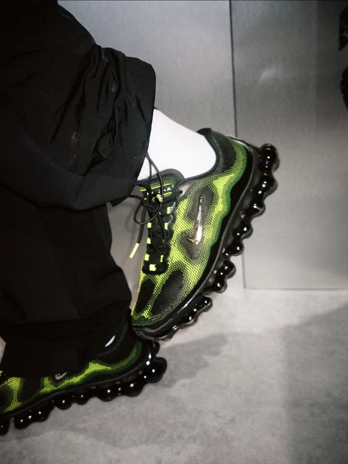 Nike Air Liquid Max Radiant Green and Green Apple 착용 스타일 - 3