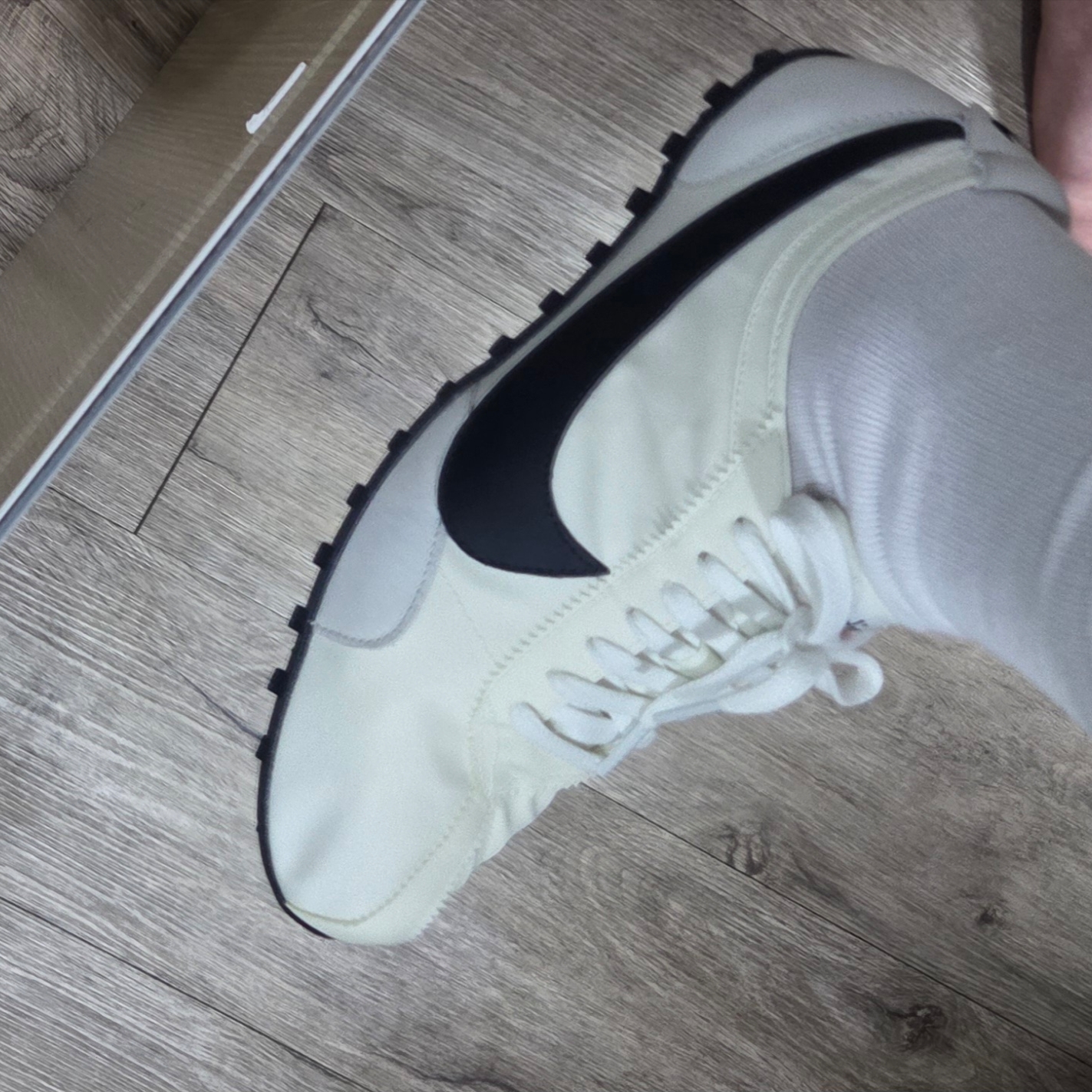 (W) Nike Moon Shoe Soft Pearl and Black 착용 스타일 - 7