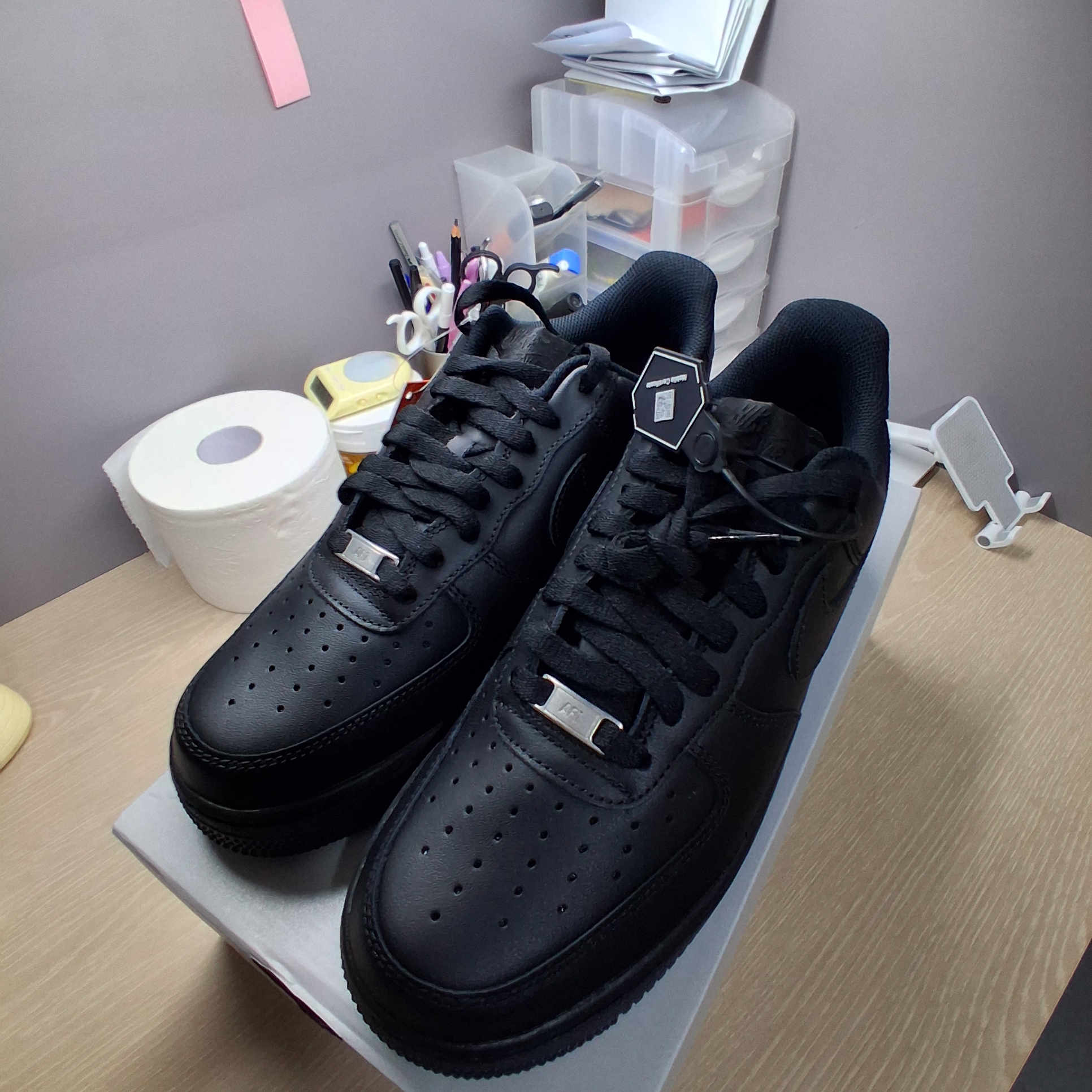 Nike Air Force 1 '07 Low Triple Black 착용 스타일