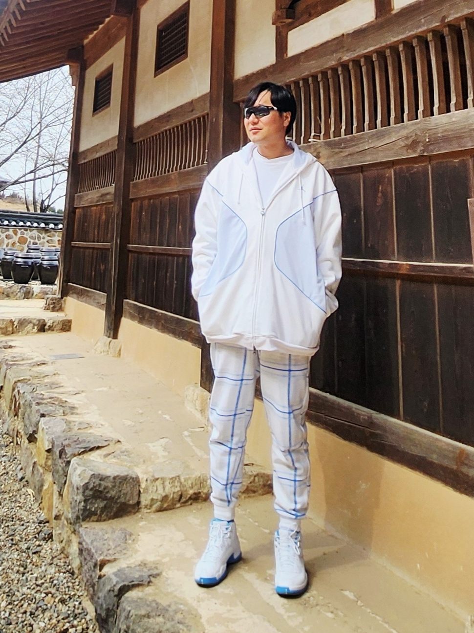Jordan Essential Long Sleeve T-Shirt White Legend Blue 착용 스타일
