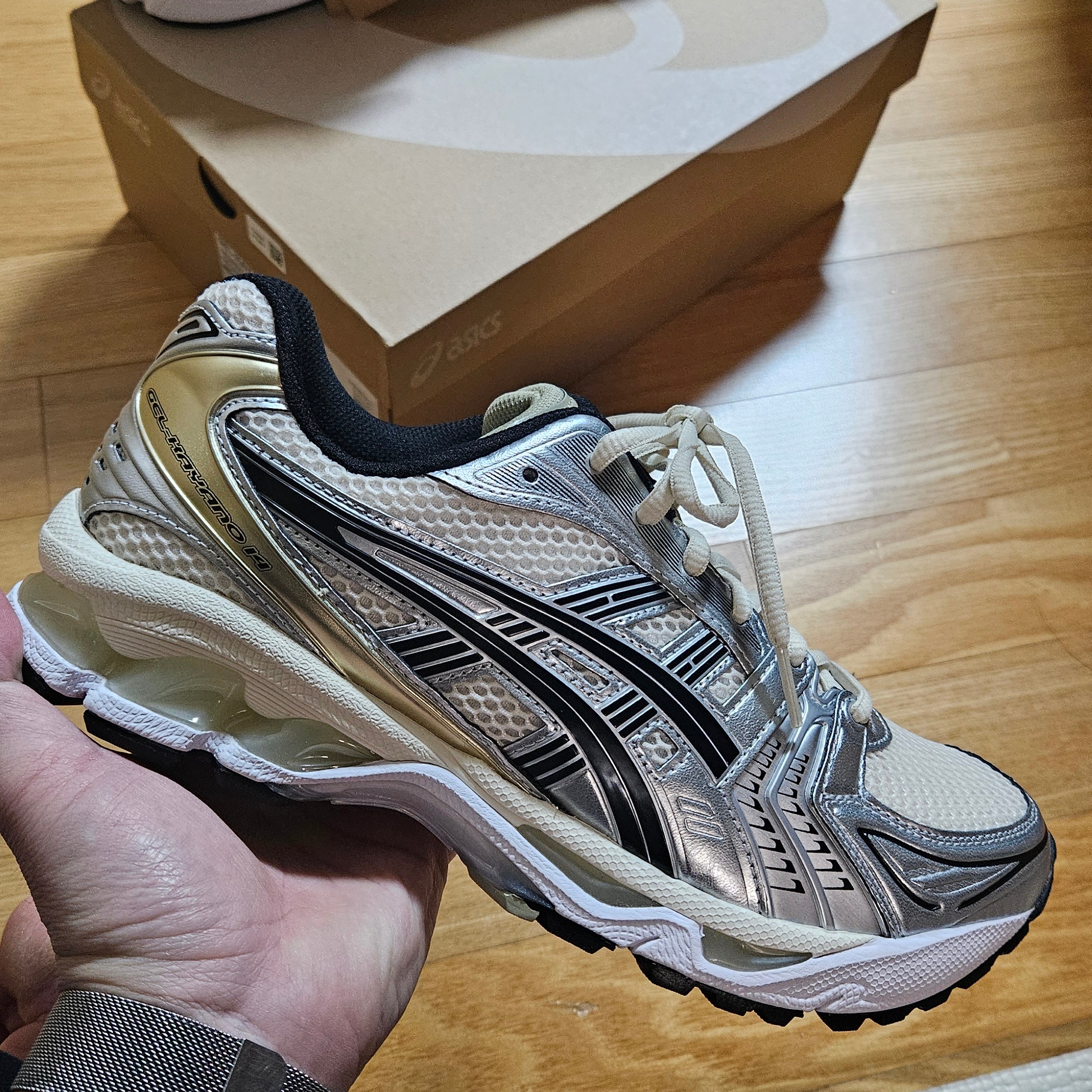 Asics Gel-Kayano 14 Birch Pure Silver 착용 스타일 - 3