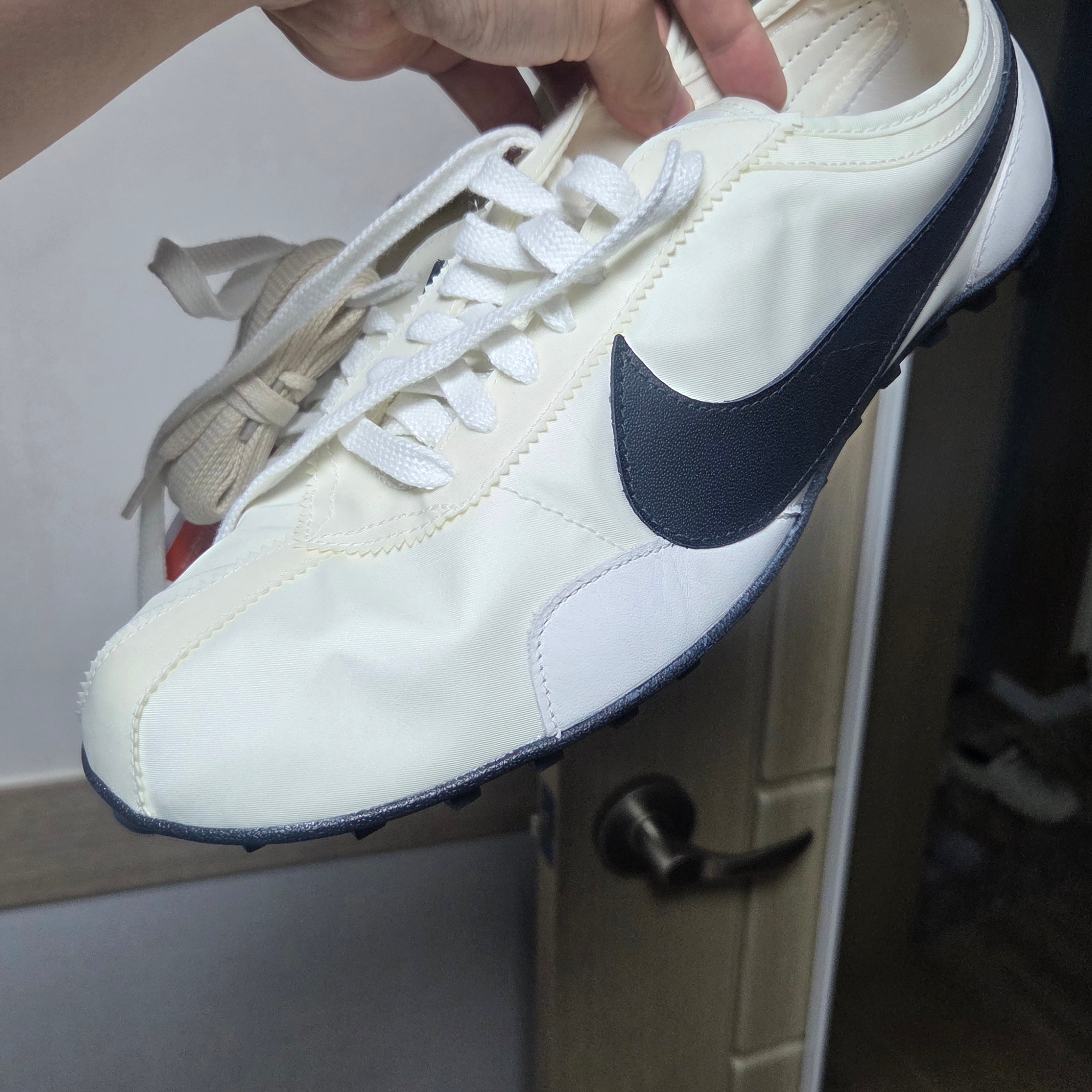 (W) Nike Moon Shoe Soft Pearl and Black 착용 스타일 - 2