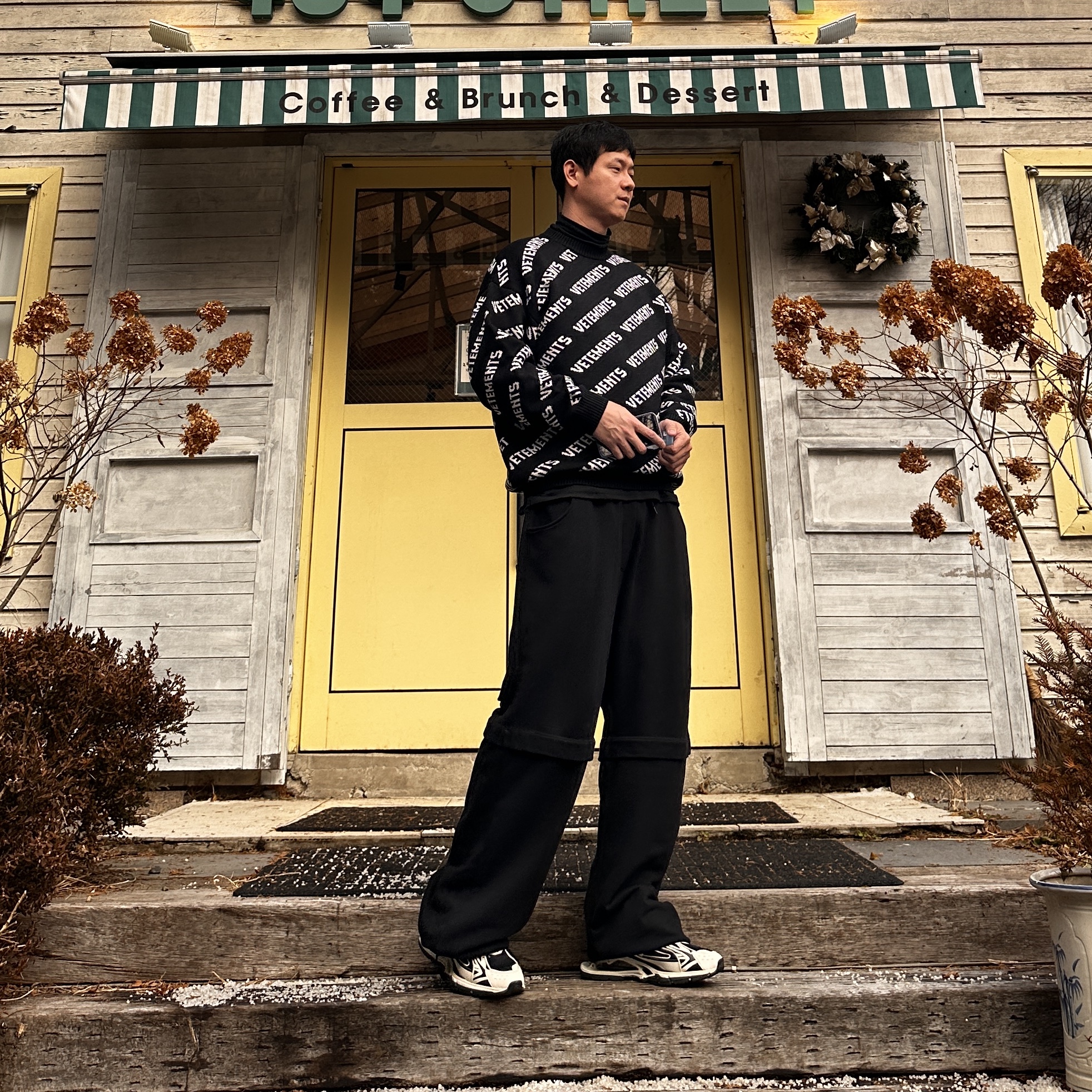 Vetements Logo Knitted Sweater Black White 착용 스타일