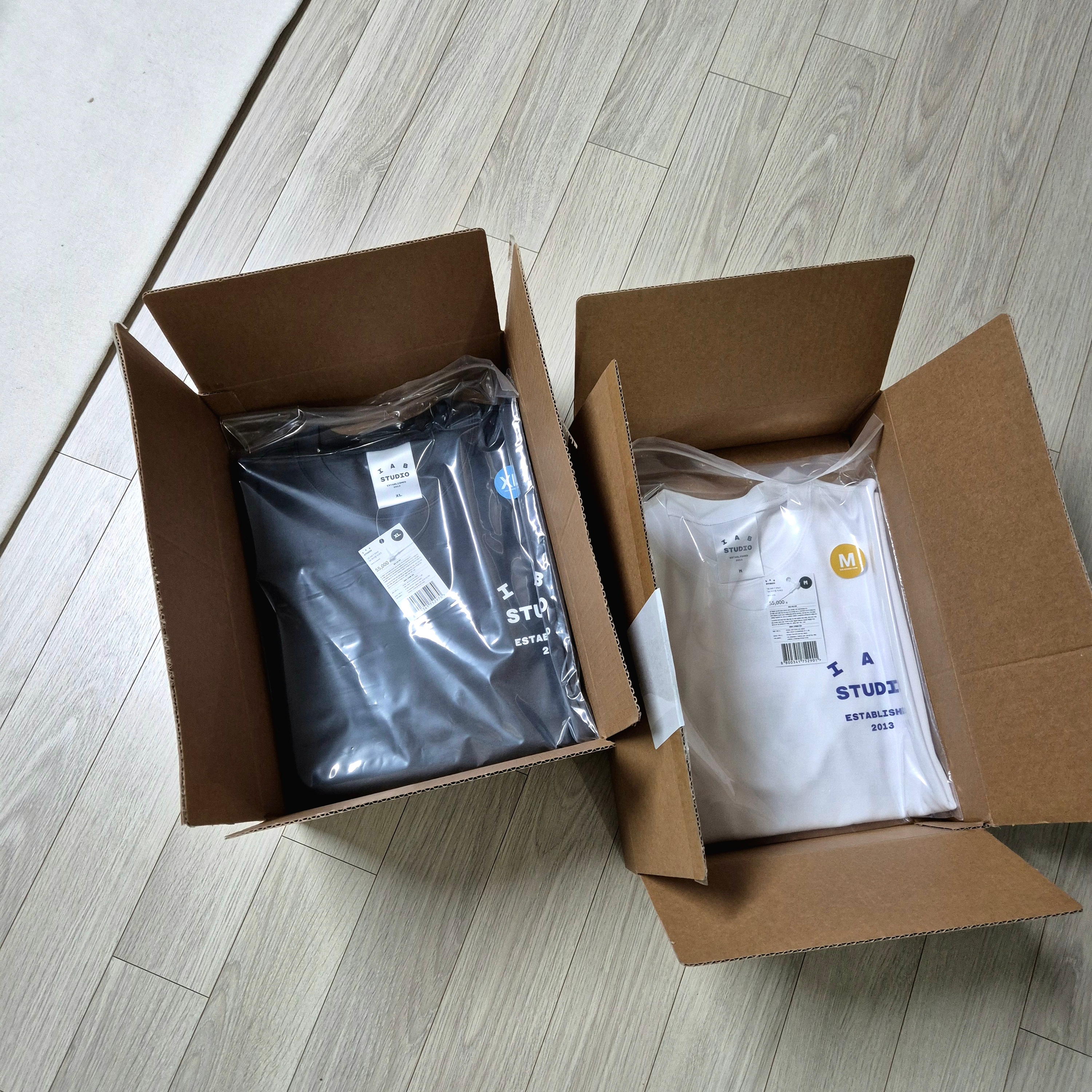 IAB Studio 26 IAB T-Shirt Charcoal White, IAB Studio 26 IAB T-Shirt White Navy 착용 스타일 - 2