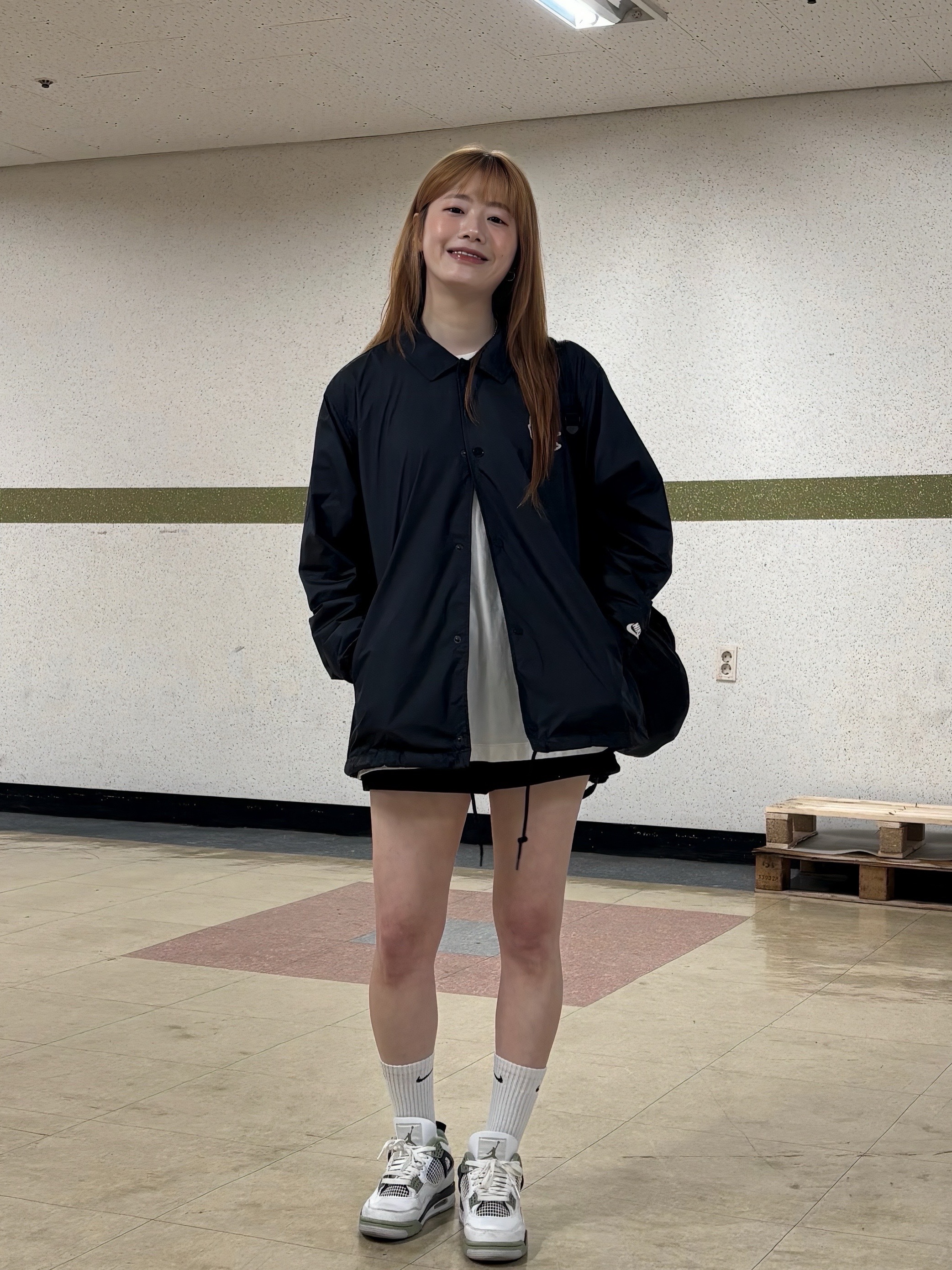 (W) Jordan 4 Retro Oil Green, Nike Club Coaching Jakcet Black White - Asia 착용 스타일 - 5