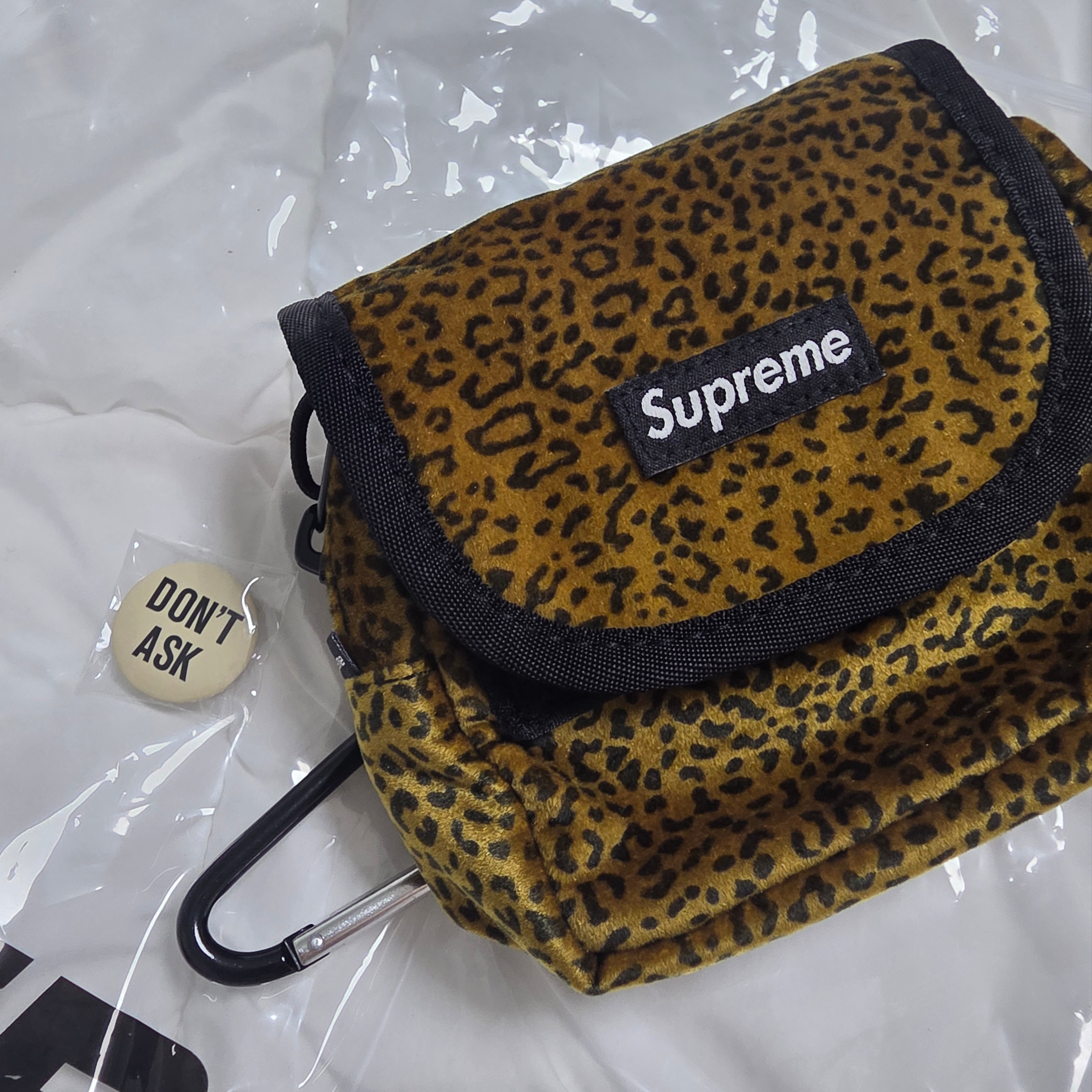 Supreme Velvet Mini Pouch Tan Leopard - 25FW 착용 스타일