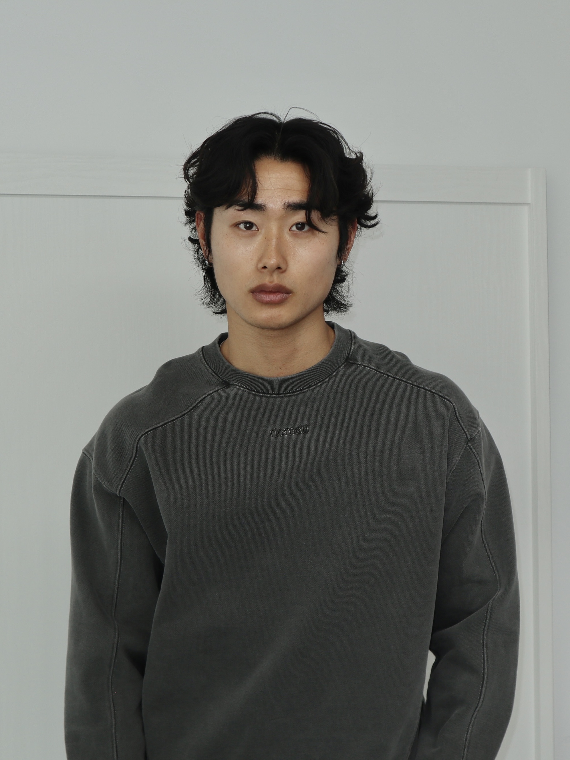 Riomeu Unbalanced Incision Pigmentation Heavy Sweatshirt Charcoal 착용 스타일 - 6