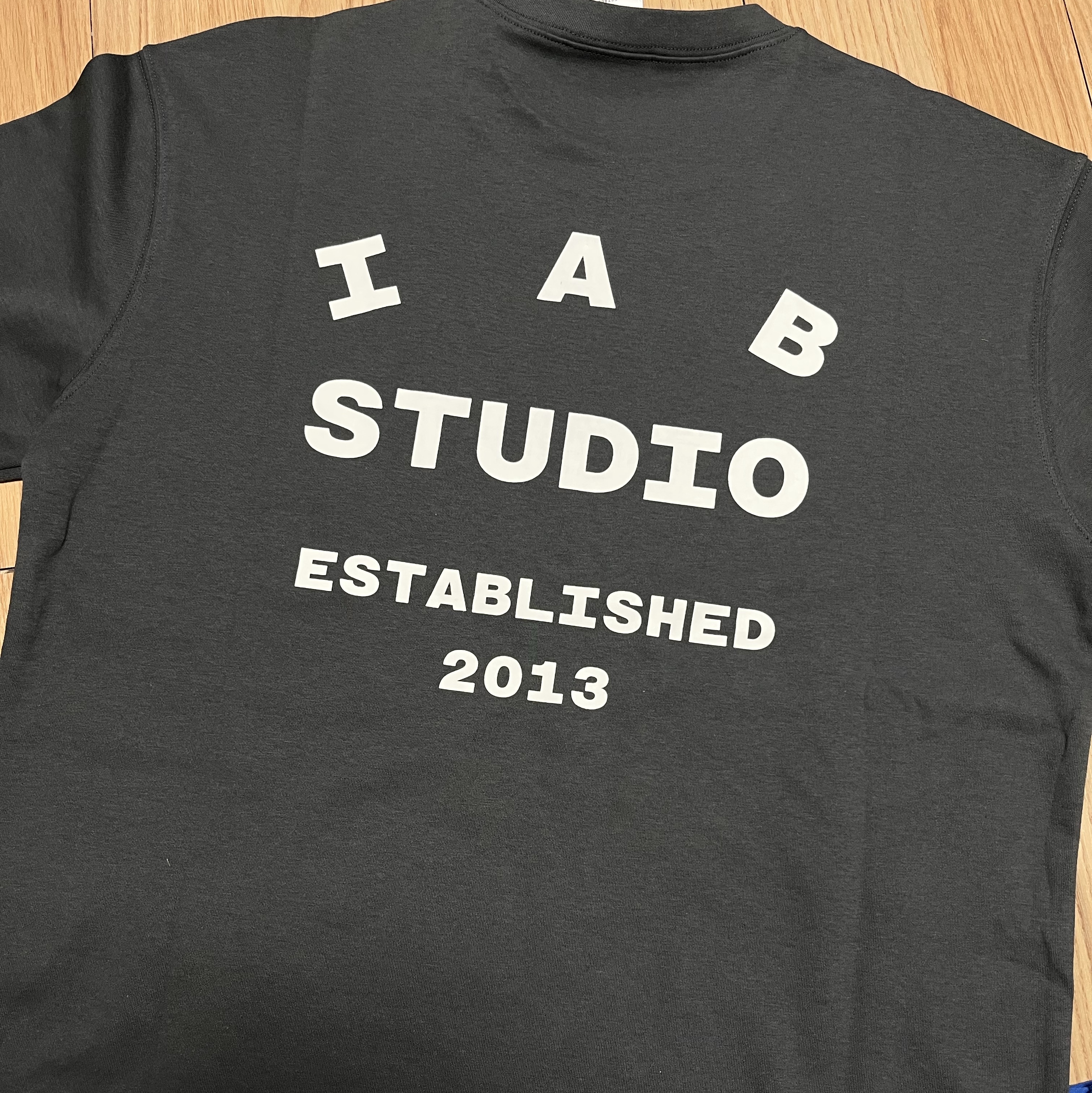 IAB Studio 26 IAB T-Shirt Charcoal White 착용 스타일 - 4