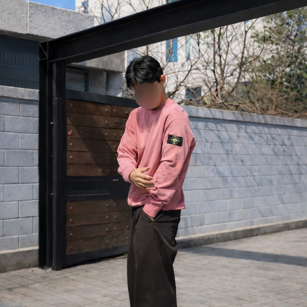 Stone Island 6100060 Organic Cotton Fleece Regular Fit Crewneck Sweatshirt with Elasticated Cuffs - 25FW, Stone Island 6100060 Organic Cotton Fleece Regular Fit Crewneck Sweatshirt with Elasticated Cuffs Pink - 25FW 착용 스타일 - 4