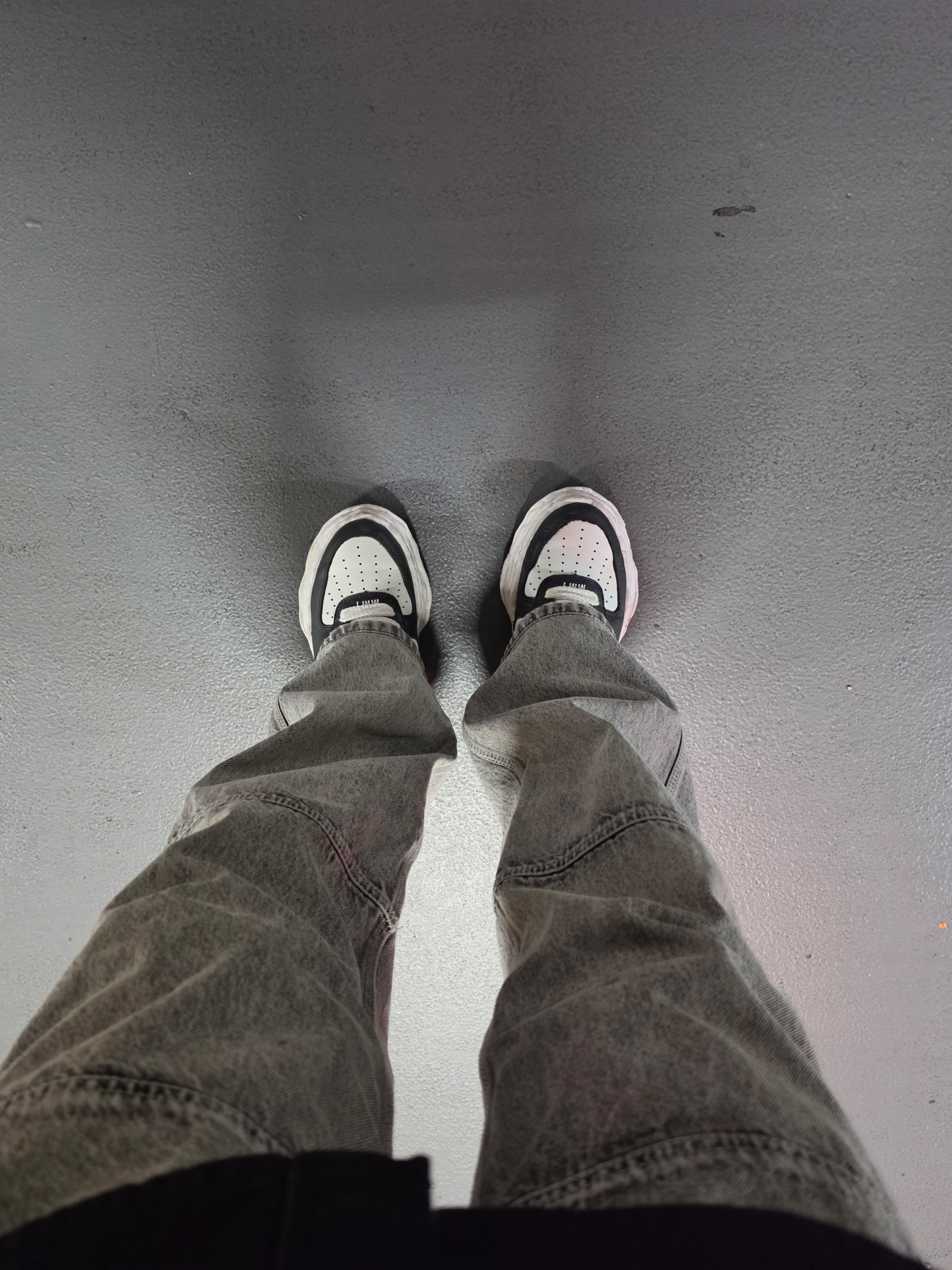 Maison Mihara Yasuhiro Wayne OG Sole Leather Low-top Sneakers Black White 착용 스타일