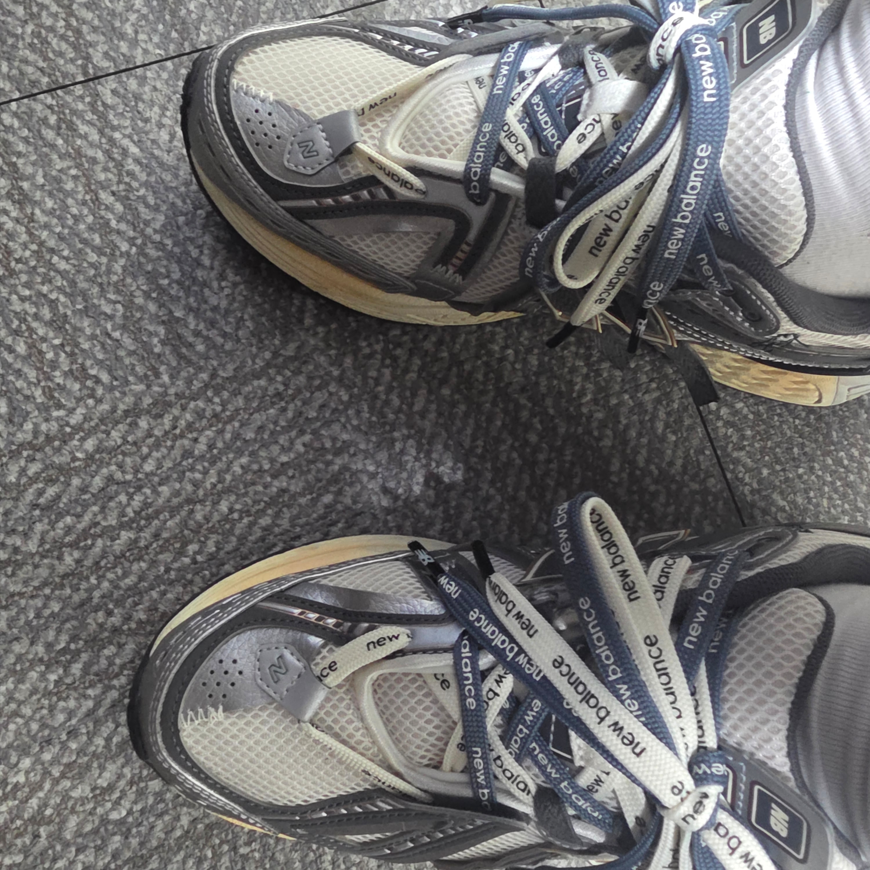 New Balance 1906A Silver Metallic Castlerock 착용 스타일