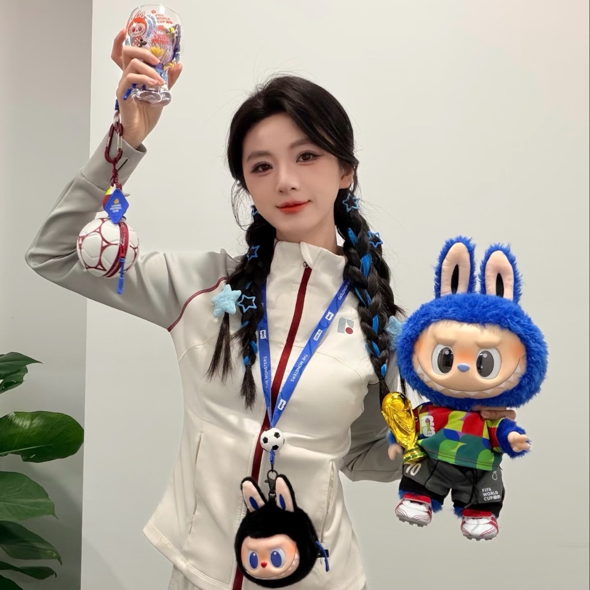 Pop Mart The Monsters x FIFA Series Catch The Win Vinyl Plush Doll, Pop Mart The Monsters x FIFA Series Vinyl Plush Pendant 착용 스타일