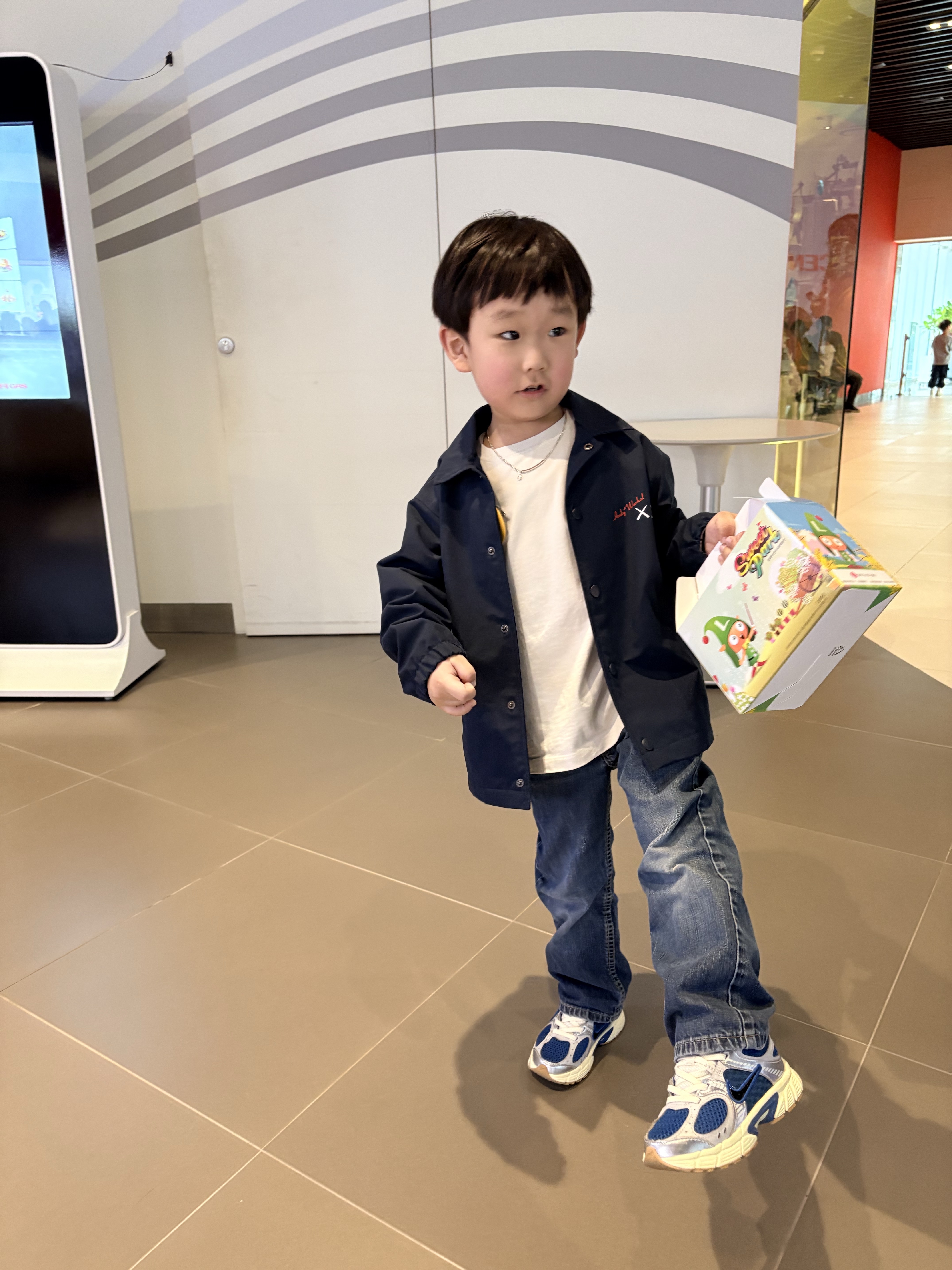 (Kids) Uniqlo UT x Kaws x Warhol Coach Jacket Navy 착용 스타일 - 8