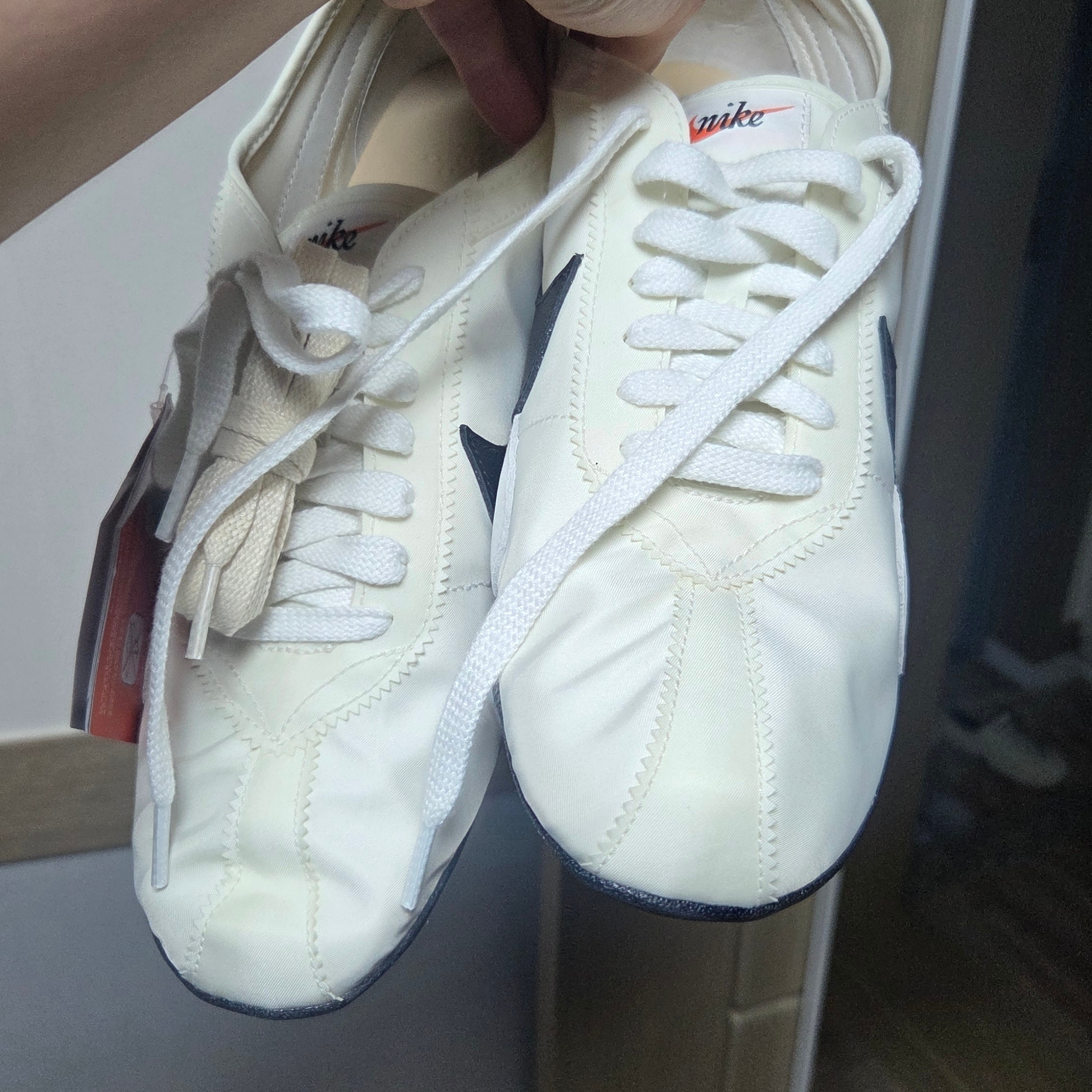 (W) Nike Moon Shoe Soft Pearl and Black 착용 스타일 - 3