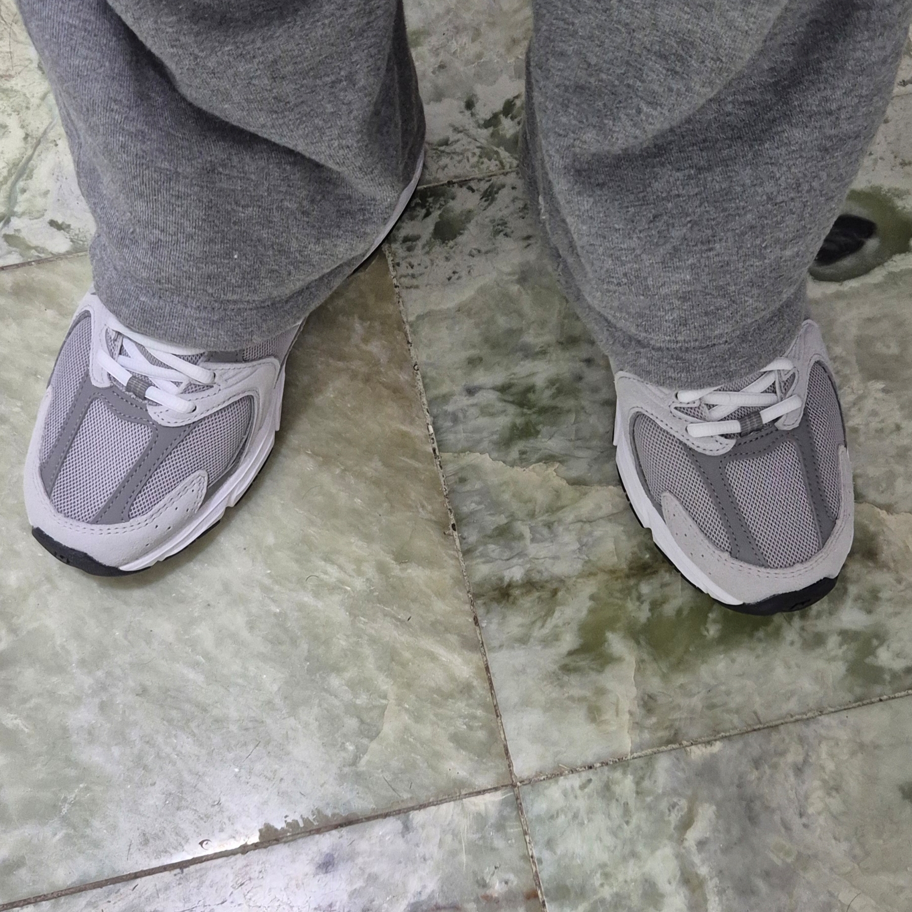 [10% 쿠폰] New Balance 530 Grey 착용 스타일