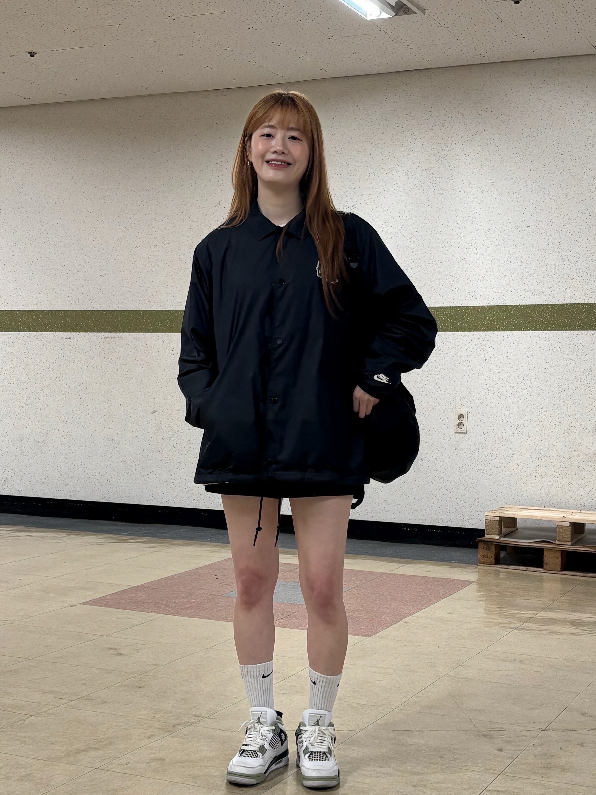 (W) Jordan 4 Retro Oil Green, Nike Club Coaching Jakcet Black White - Asia 착용 스타일 - 2