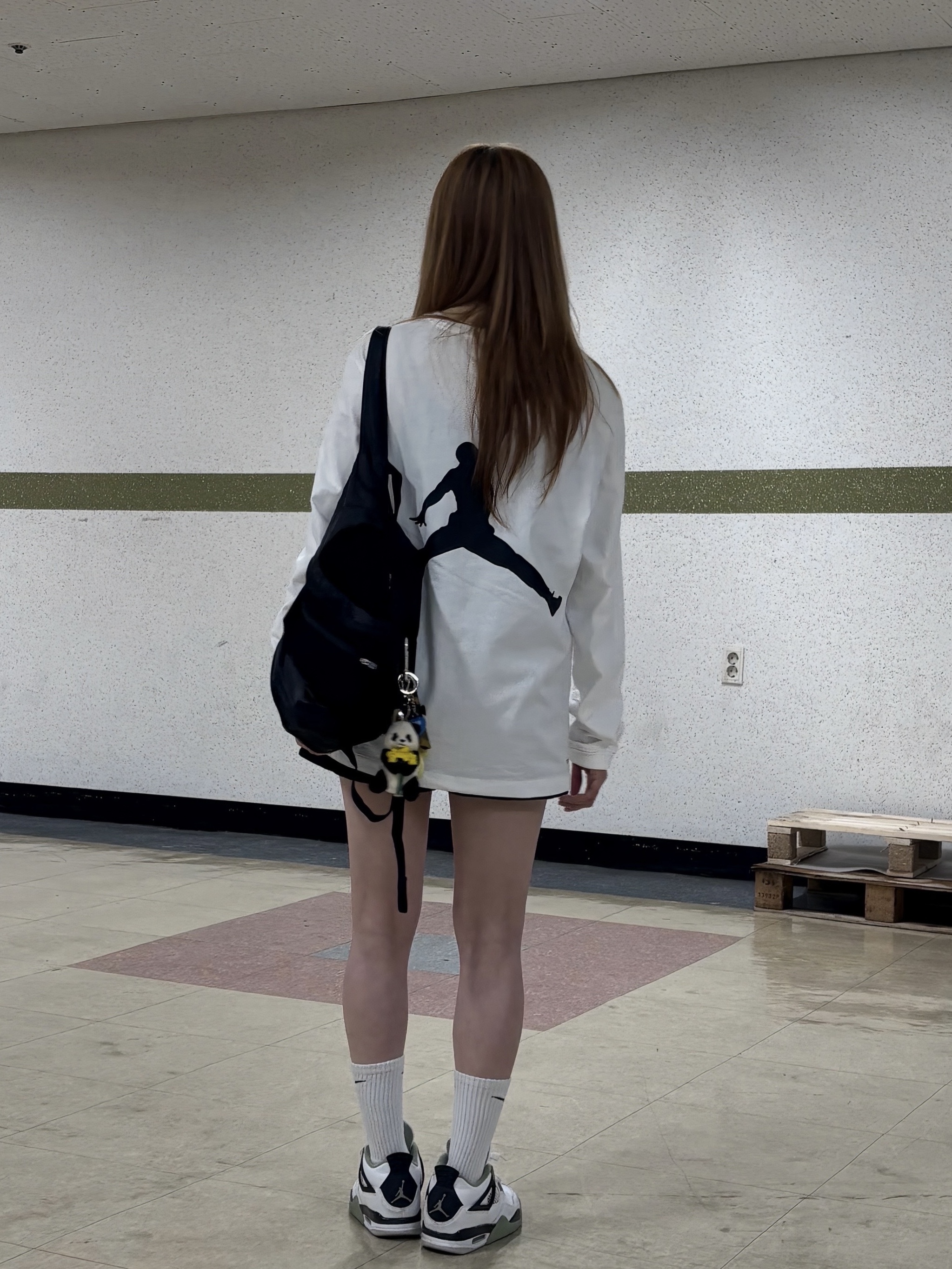 (W) Jordan 4 Retro Oil Green, Nike Club Coaching Jakcet Black White - Asia 착용 스타일 - 9