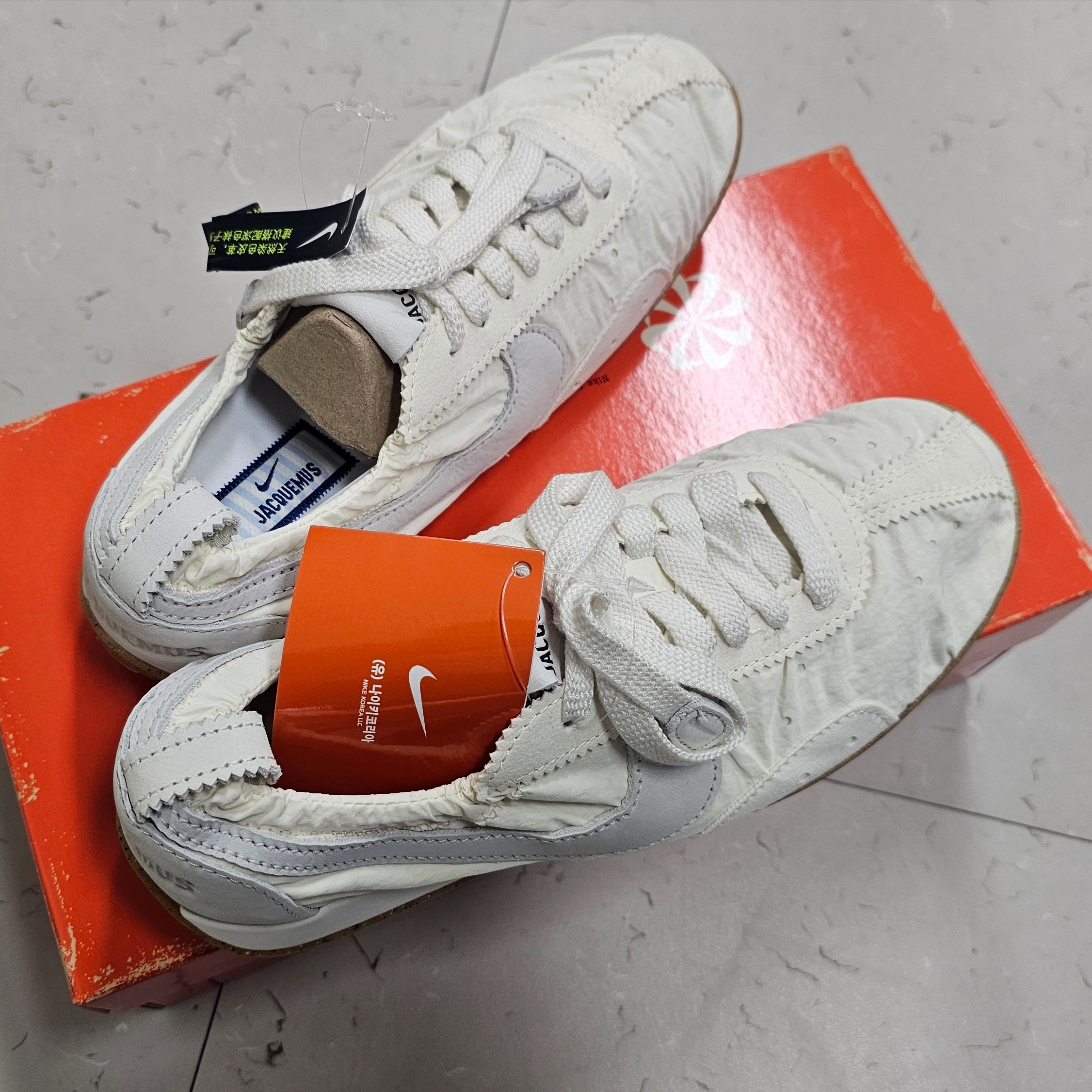 Nike x Jacquemus Moon Shoe SP Soft Pearl Sail 착용 스타일 - 1