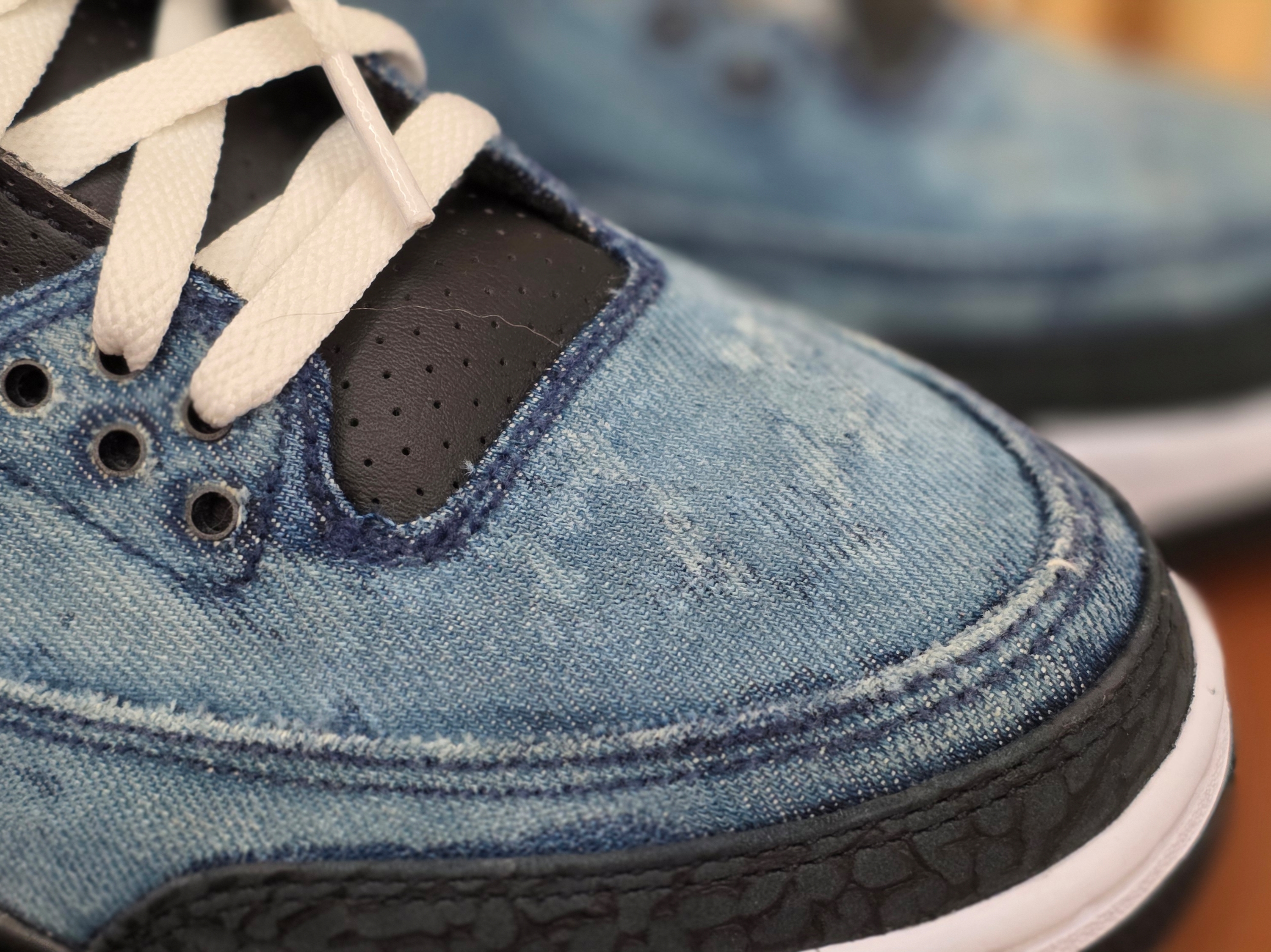 Jordan 3 x Levi’s Indigo and Gym Red 착용 스타일 - 4
