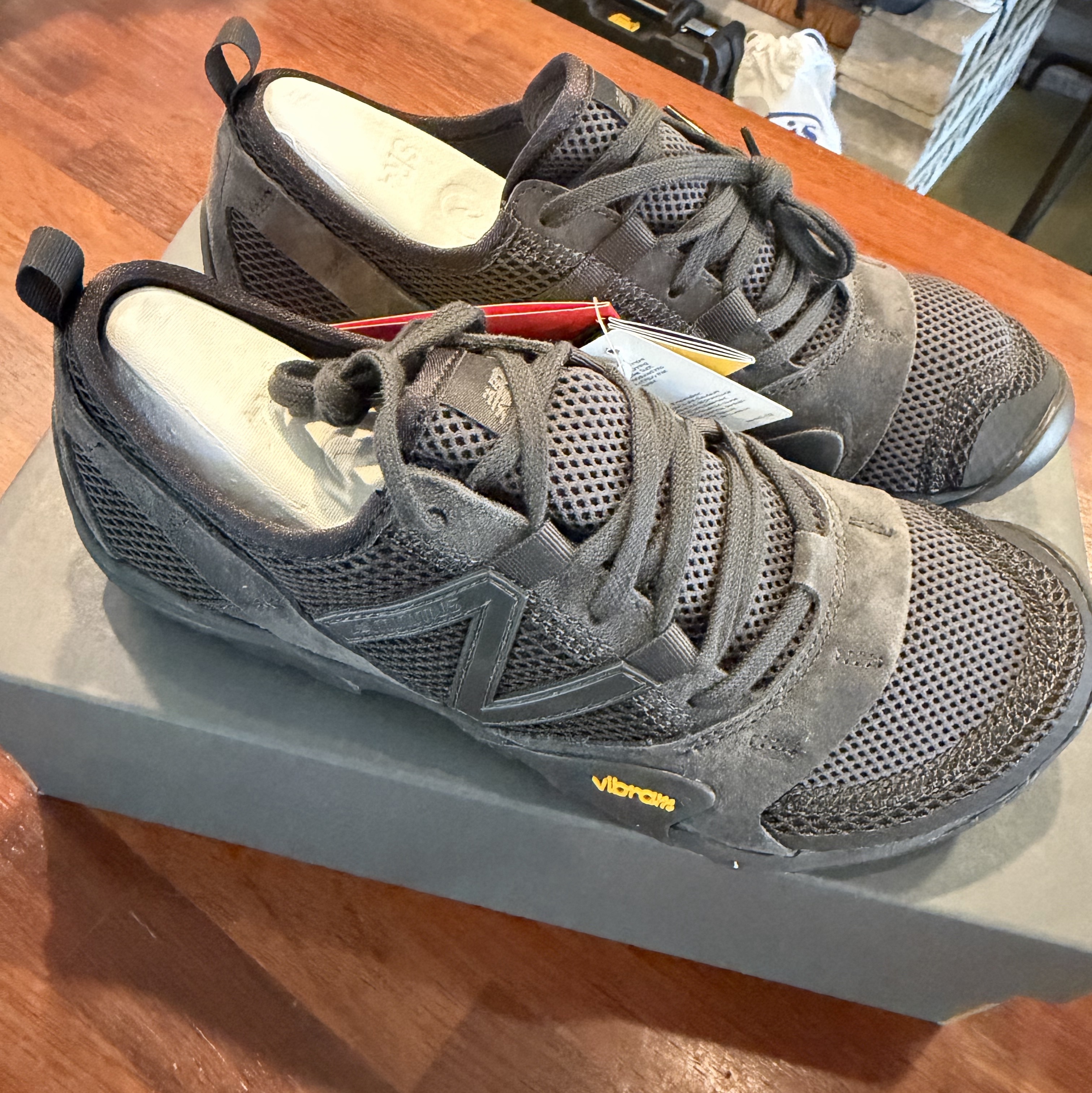 New Balance Minimus MT10O Black Castlerock 착용 스타일