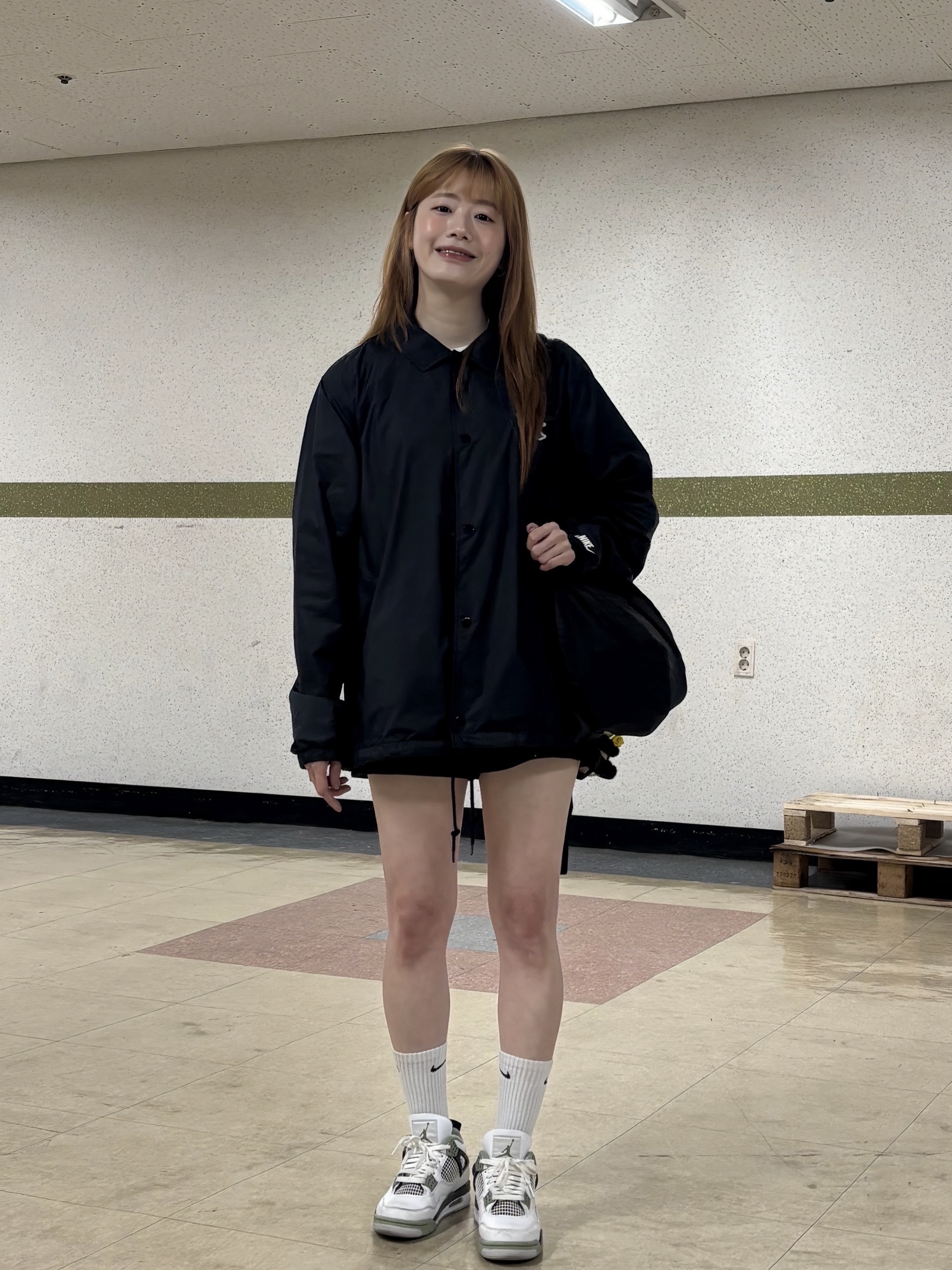 (W) Jordan 4 Retro Oil Green, Nike Club Coaching Jakcet Black White - Asia 착용 스타일 - 3