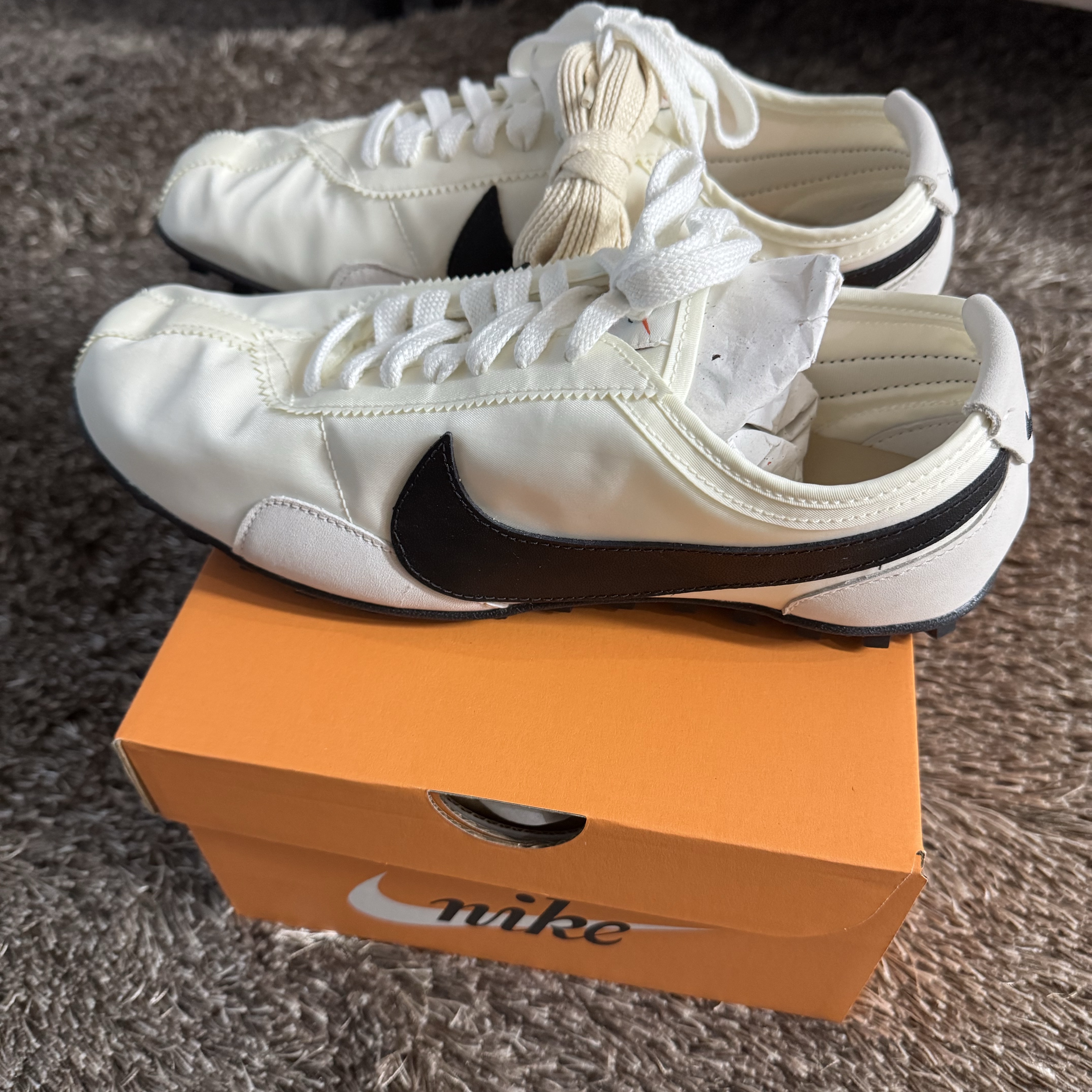 (W) Nike Moon Shoe Soft Pearl and Black 착용 스타일 - 1
