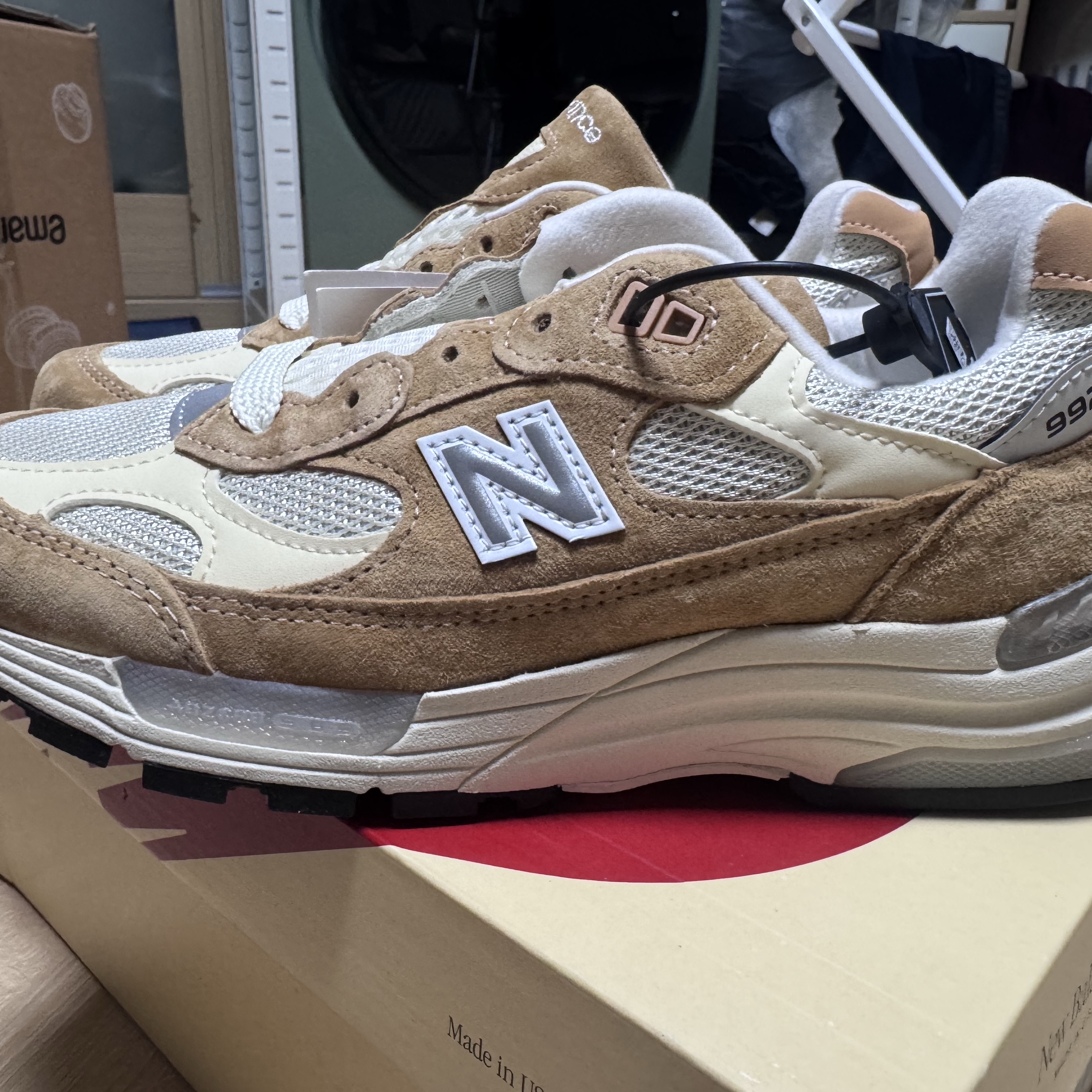 New Balance 992 Made in USA Sweet Caramel Calcium 착용 스타일 - 2