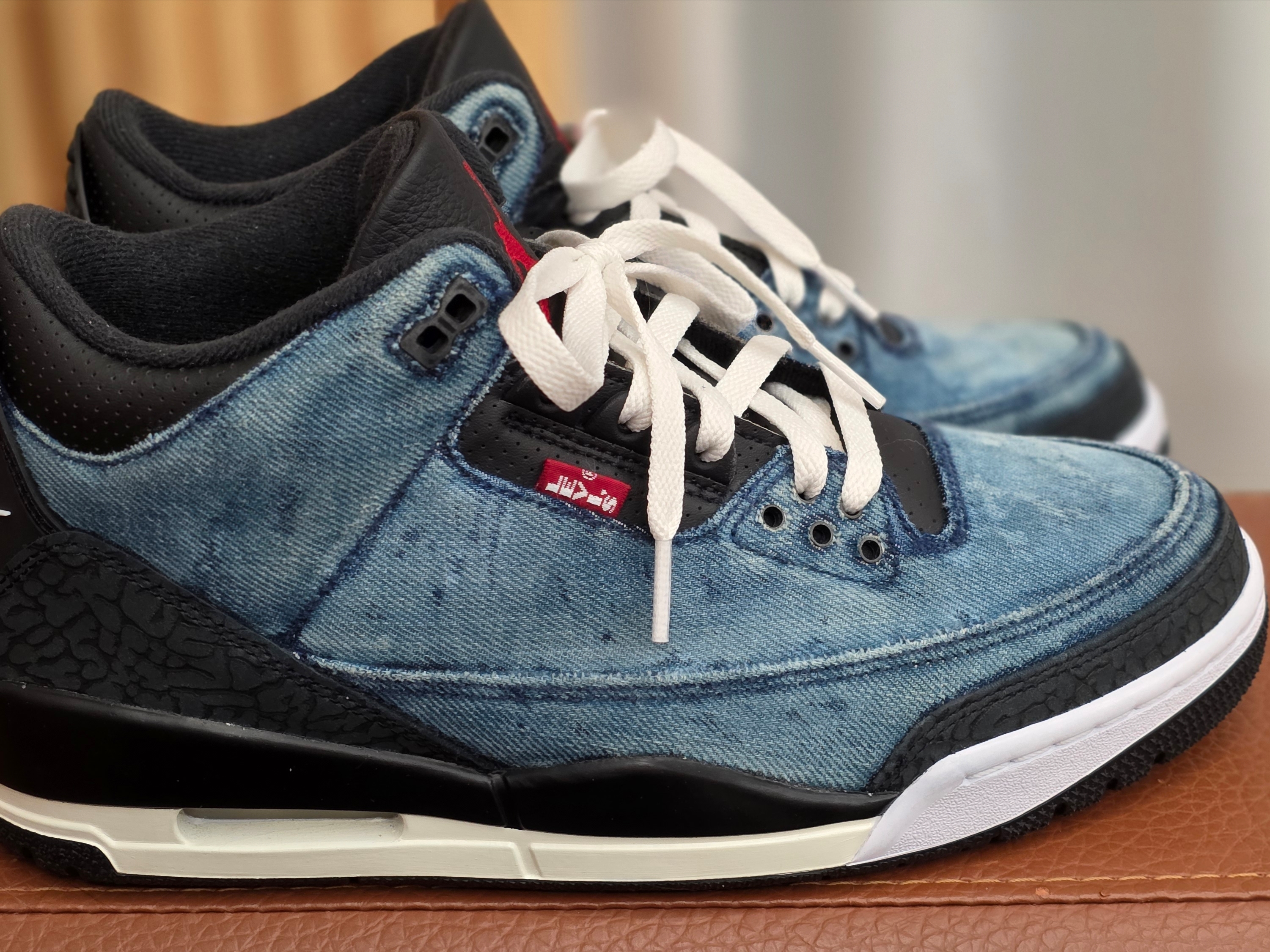 Jordan 3 x Levi’s Indigo and Gym Red 착용 스타일 - 2