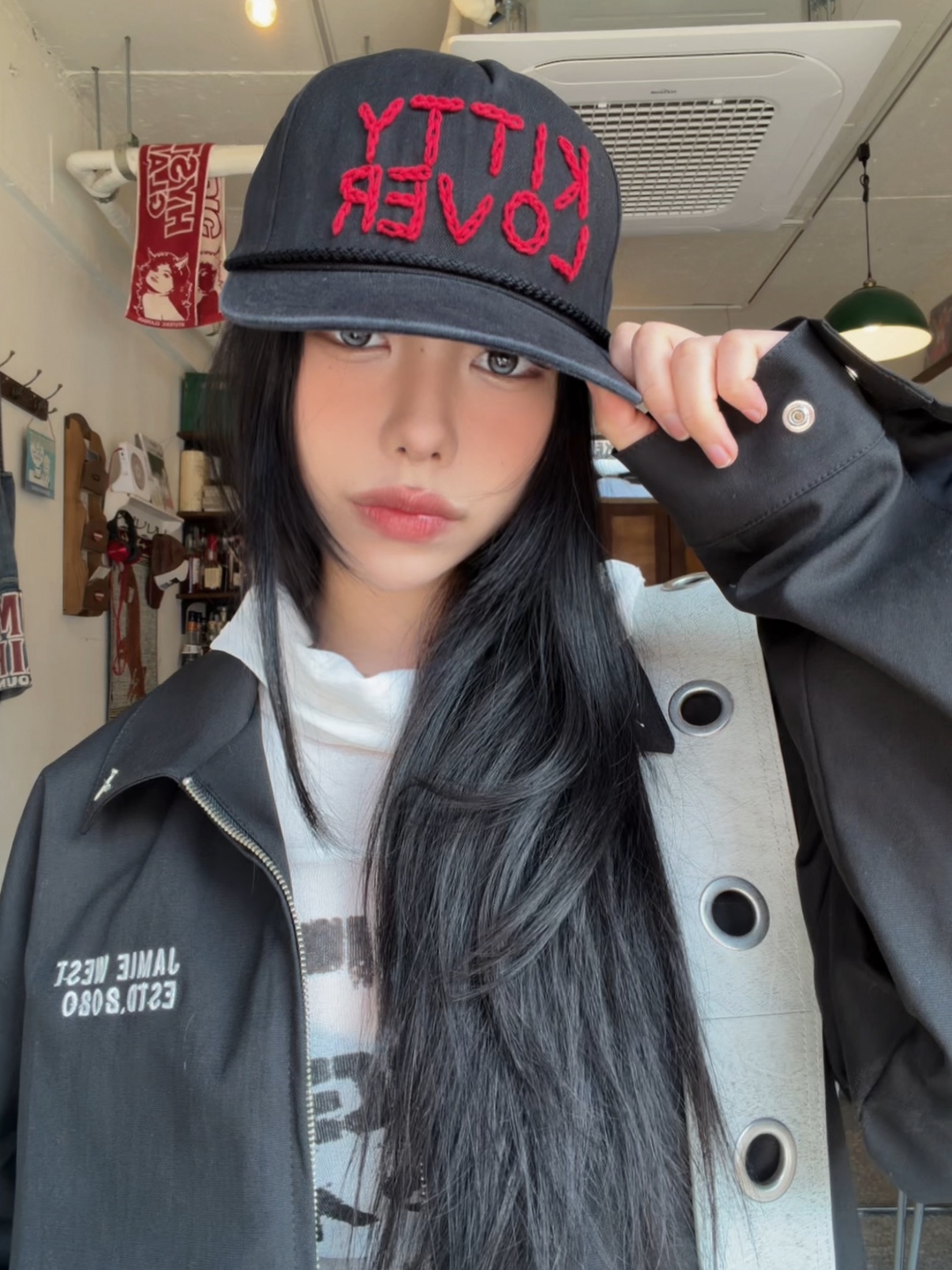 Vacant Archive Lover Series Hand Stitch Cap Black, [KREAM 단독] Vacant Archive Bella Wide Strap Hobo Bag Dirty White 착용 스타일 - 1