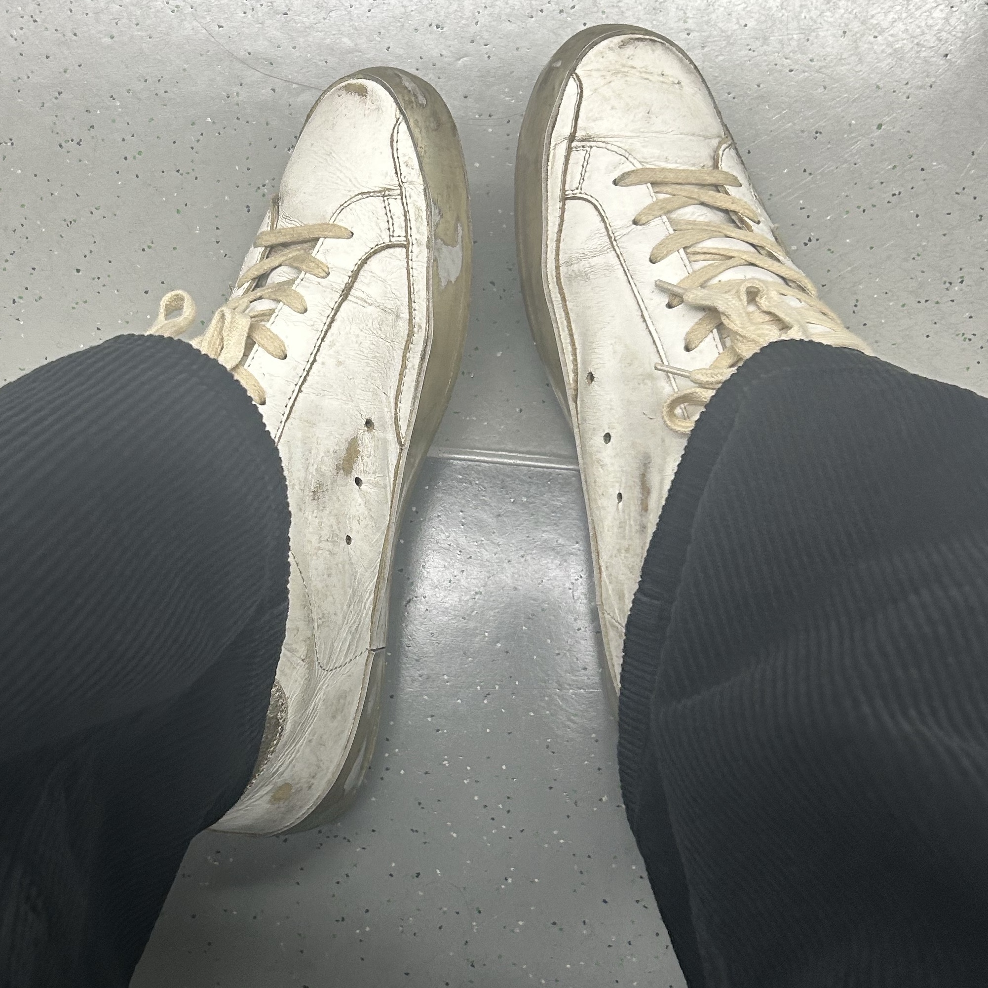 Golden Goose Superstar White Gold Heel Tab Sneakers 착용 스타일