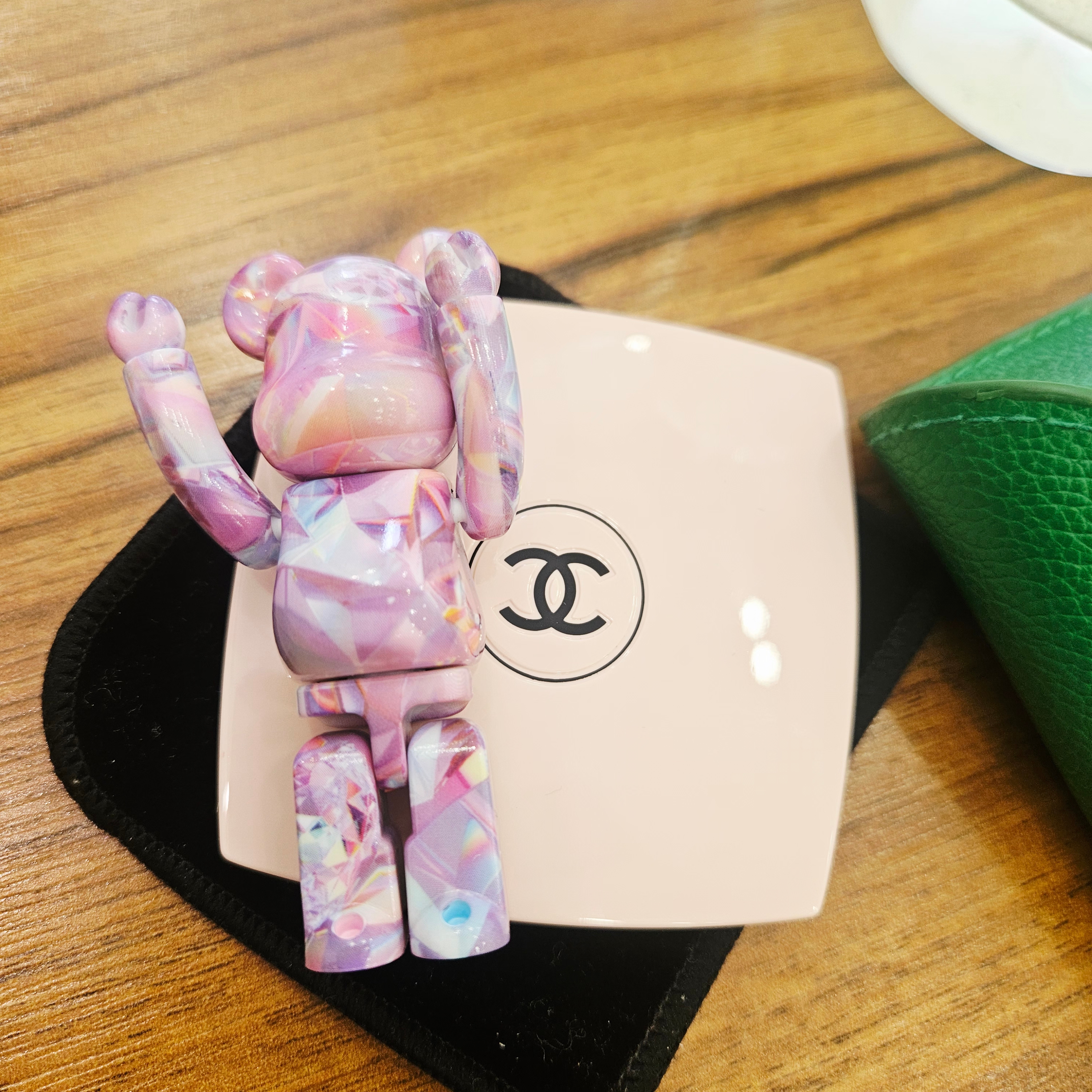 Chanel Codes Couleur Limited Edition Miroir Double Facettes 111 Ballerina, KINKIROBOT Bearbrick 51 Series (홀케이스) 착용 스타일 - 3