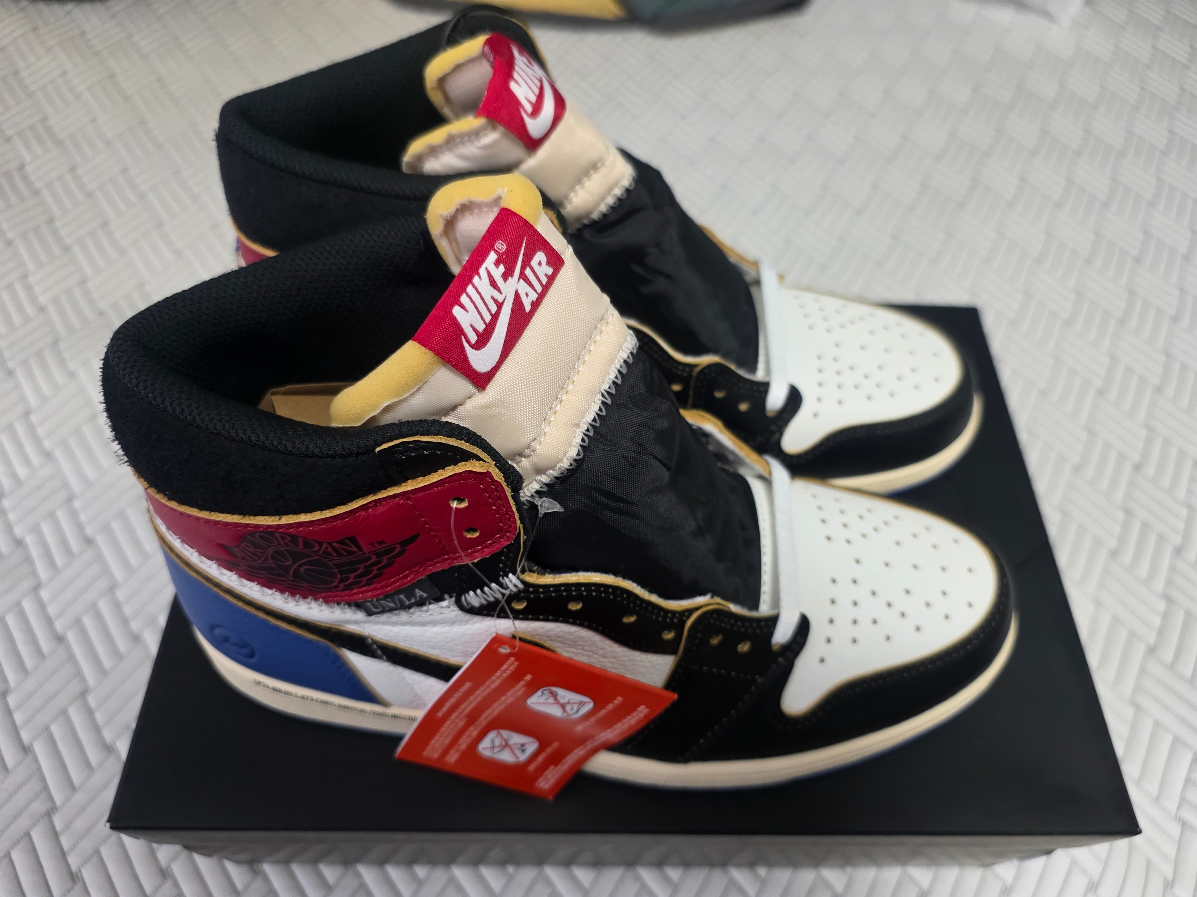 Jordan 1 x Fragment x Union LA Black and Varsity Red 착용 스타일 - 3