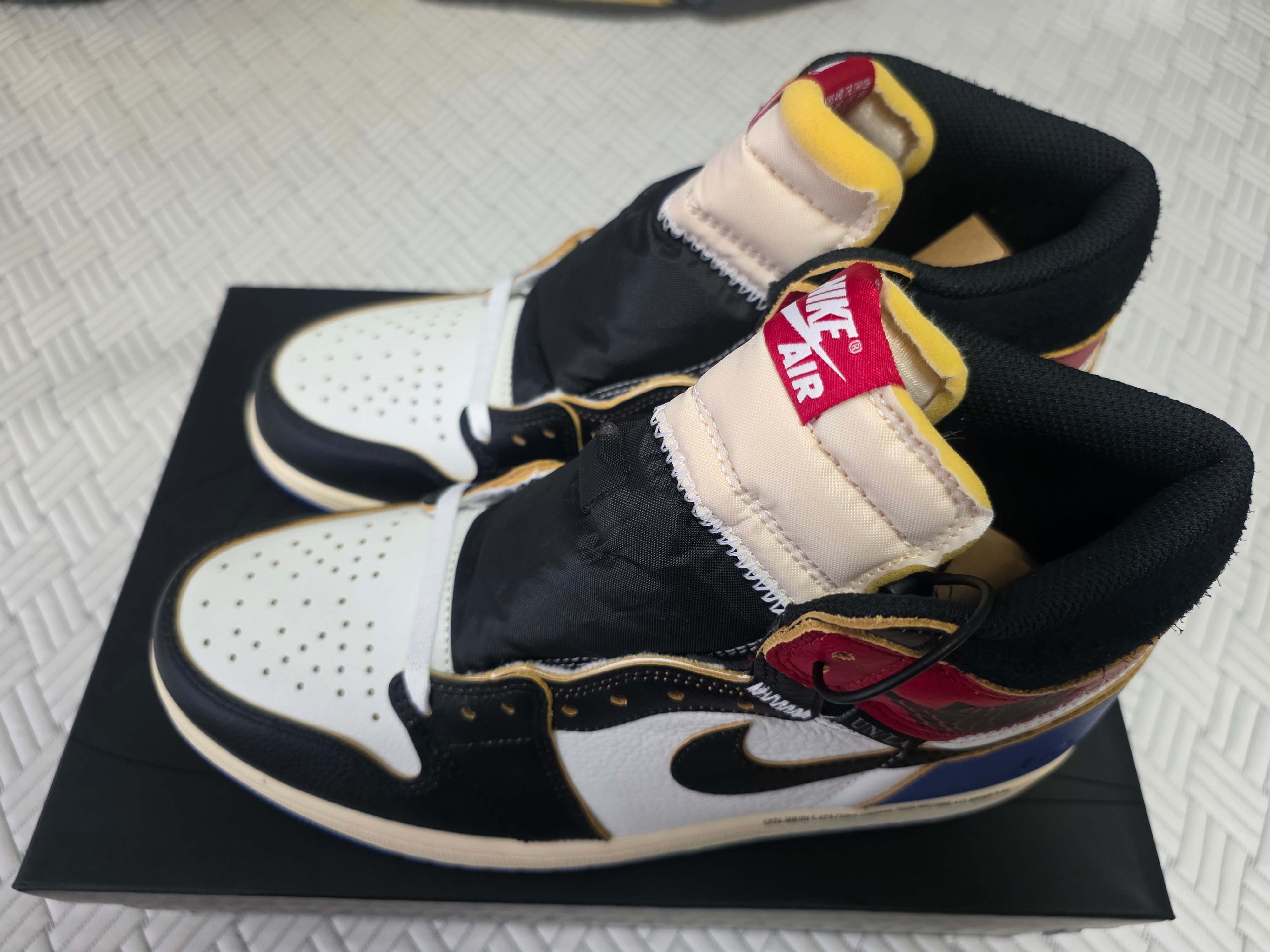 Jordan 1 x Fragment x Union LA Black and Varsity Red 착용 스타일 - 2