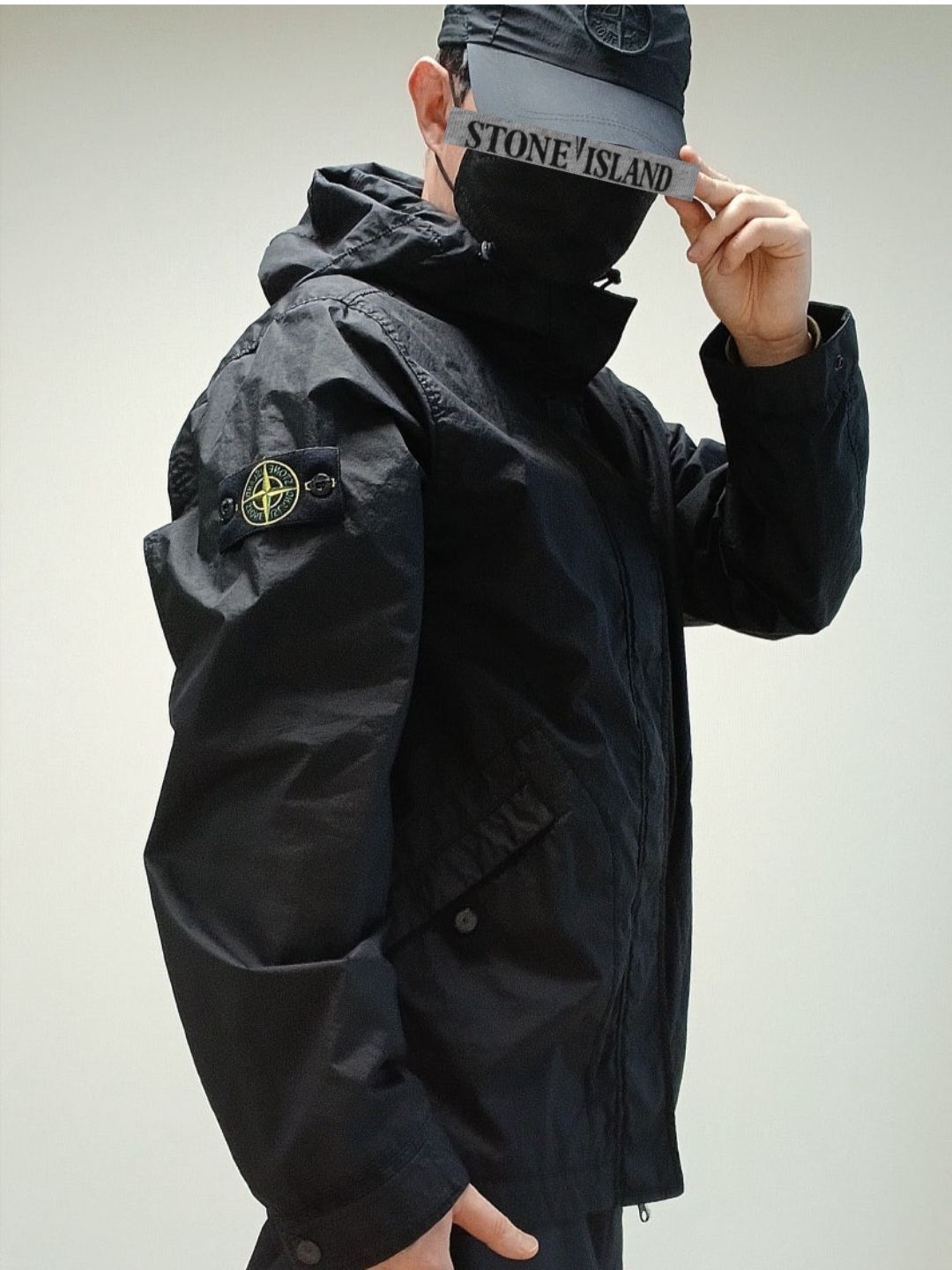 Stone Island 9100011 Nylon Metal in Econyl Baseball Cap with Drawcord Compass Embroidery Black, Stone Island 4100093 Water-Resistant Hooded Jacket Black - 25SS 착용 스타일