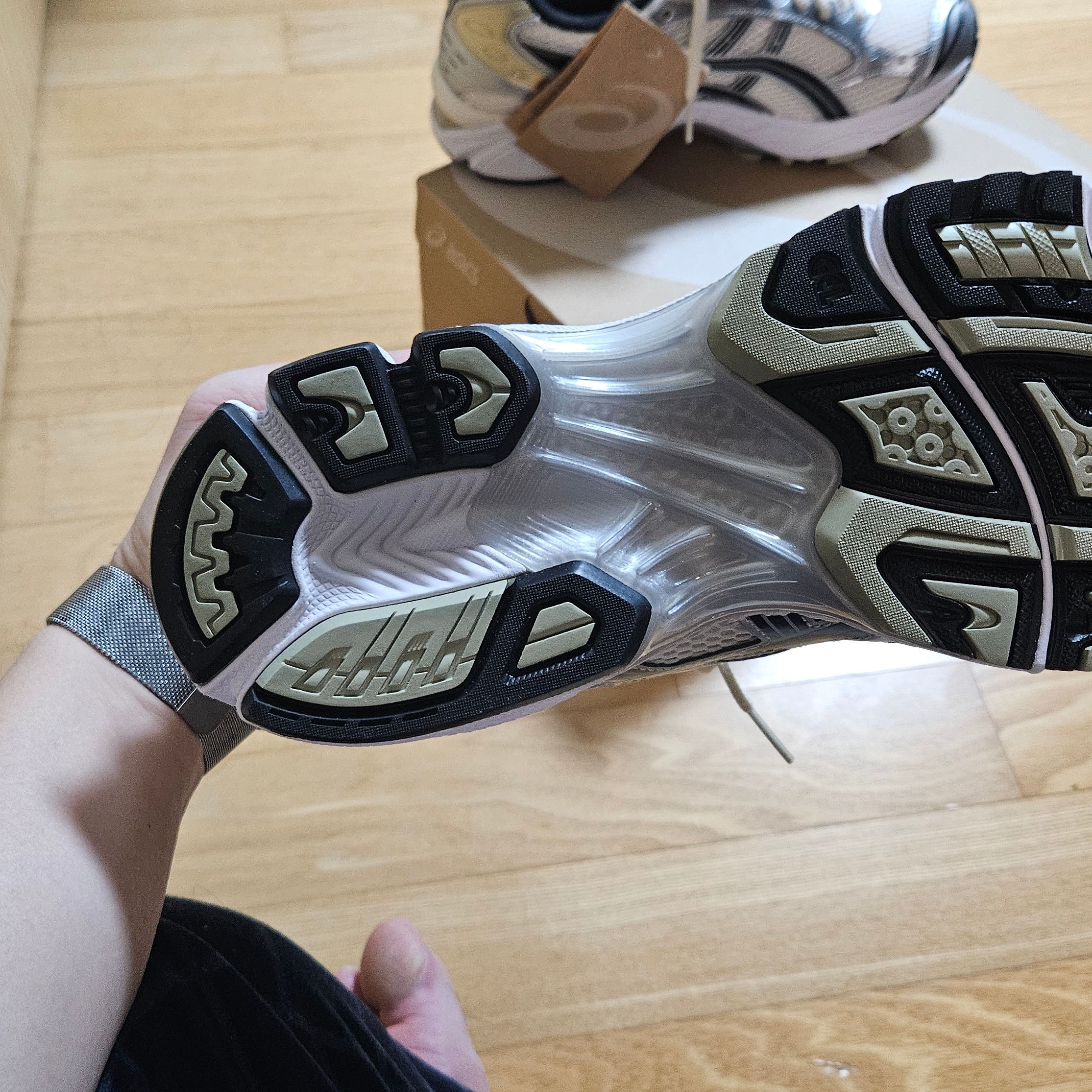 Asics Gel-Kayano 14 Birch Pure Silver 착용 스타일 - 4