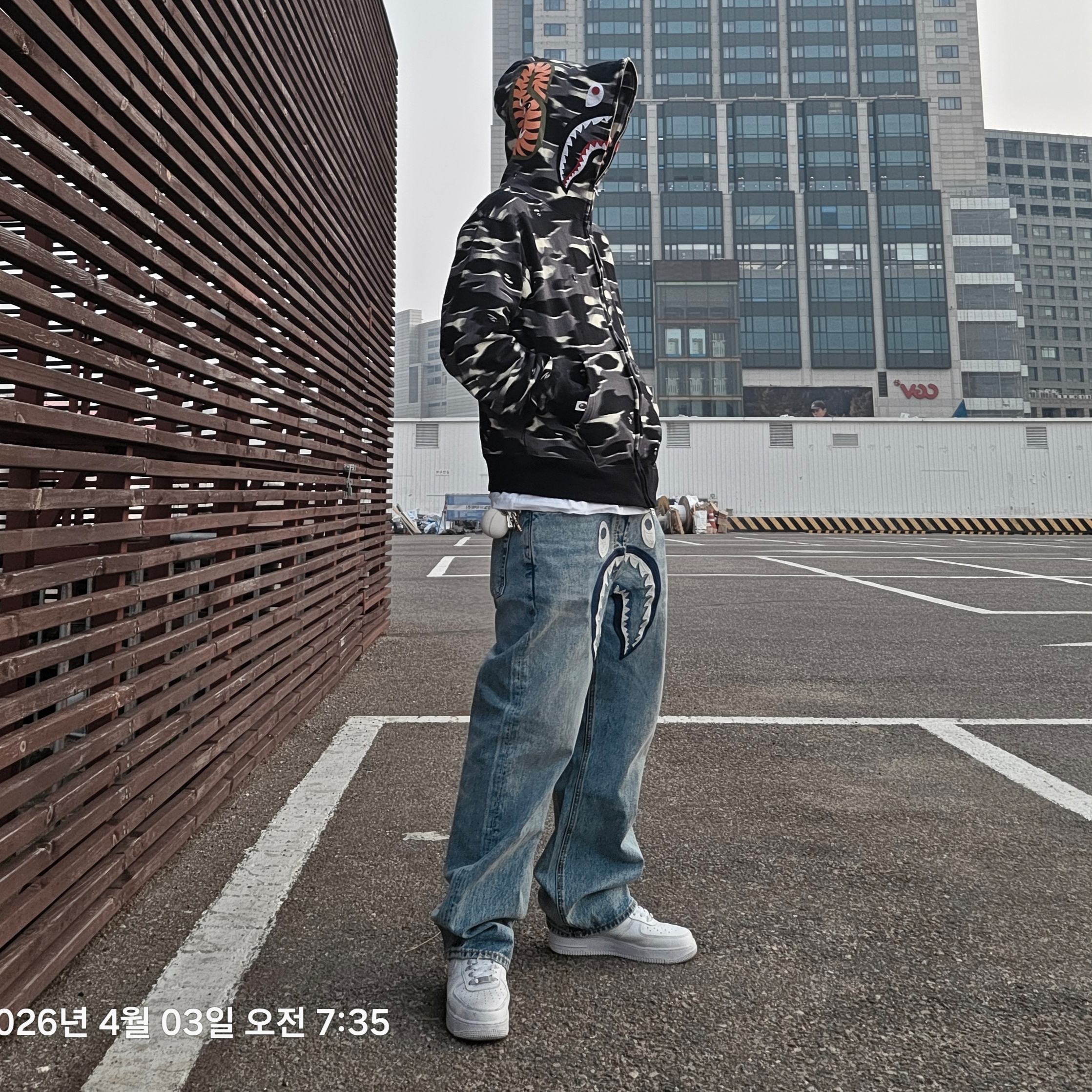 BAPE Screen Camo Shark Full Zip Hoodie Black, BAPE Shark Relaxed Fit Denim Pants Lightindigo 착용 스타일
