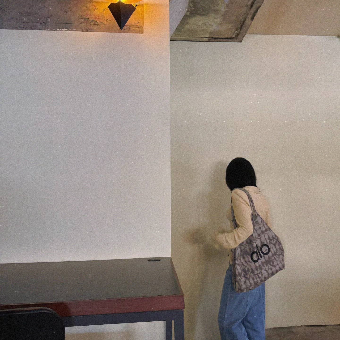 Alo Yoga Iconic Shopper Tote Bag Grey Tiedye 착용 스타일 - 2