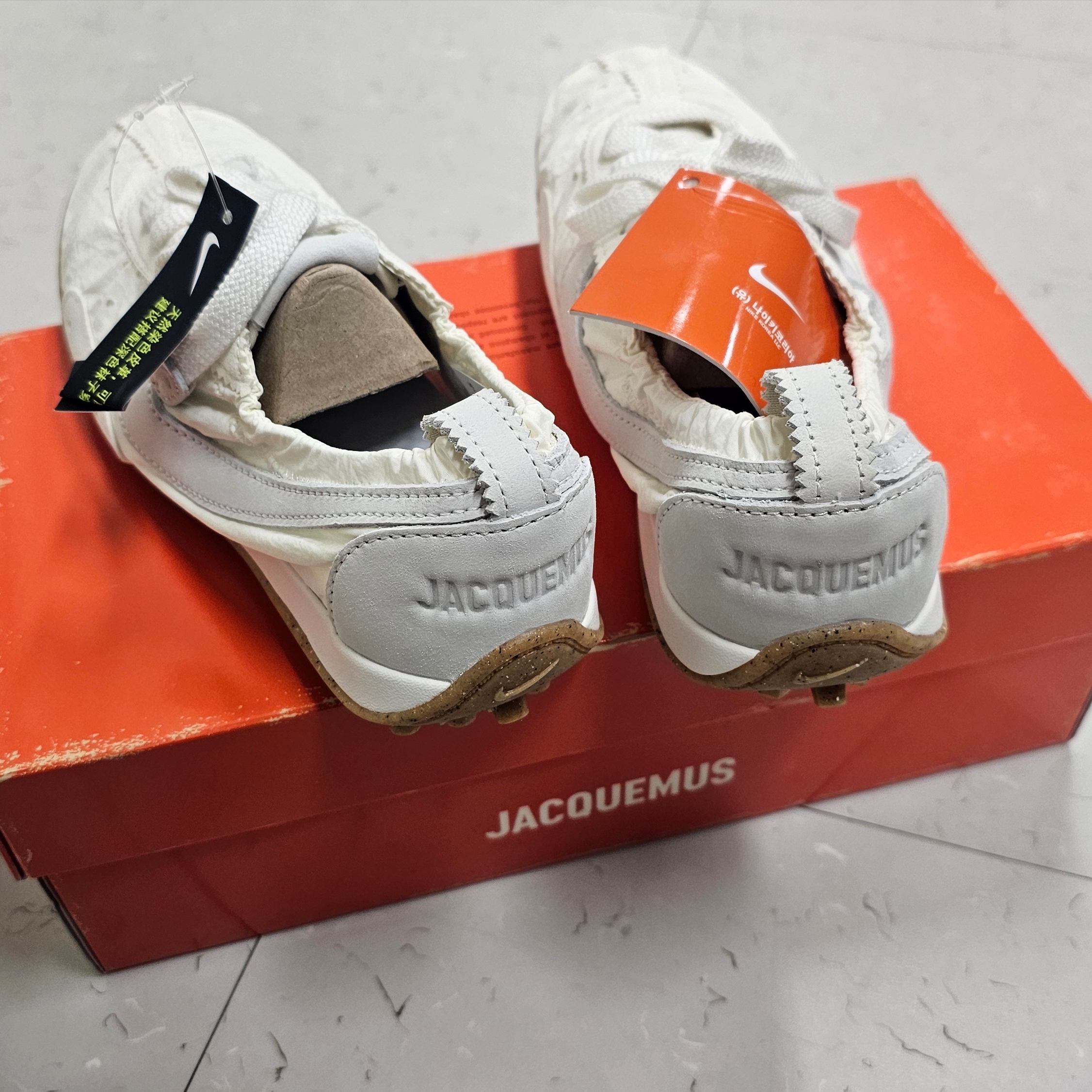 Nike x Jacquemus Moon Shoe SP Soft Pearl Sail 착용 스타일 - 2