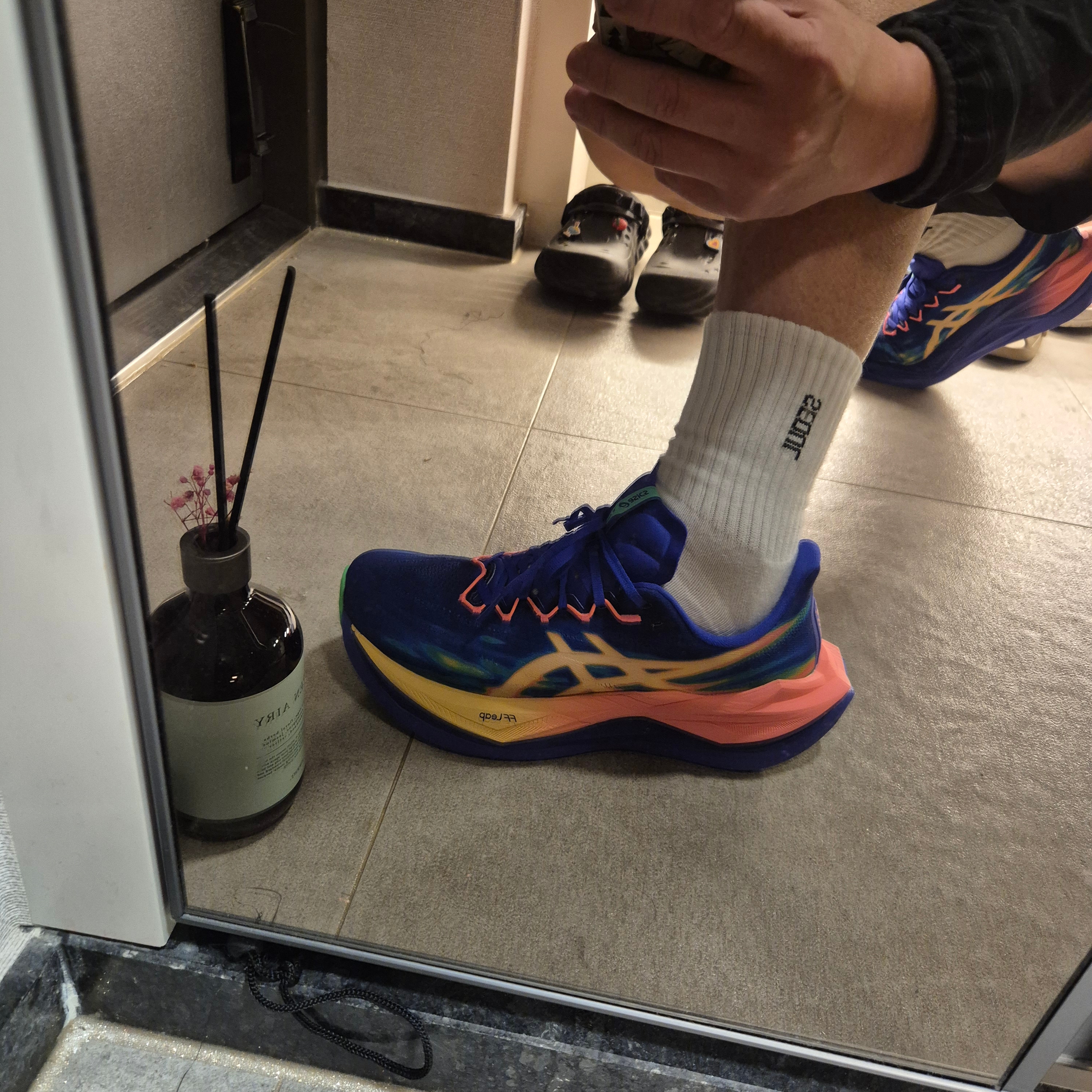 Asics Superblast 3 Cobalt Burst Light Orange 착용 스타일 - 2