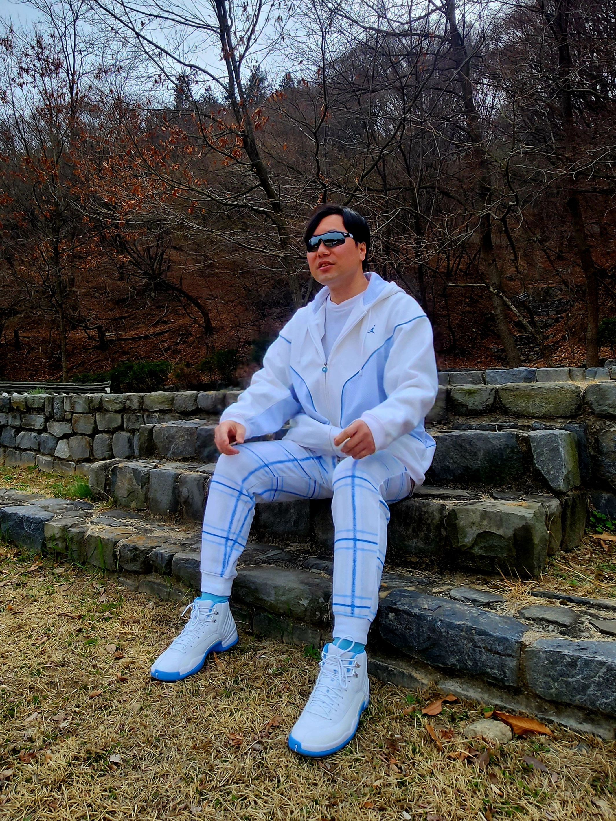 Jordan Essential Long Sleeve T-Shirt White Legend Blue 착용 스타일