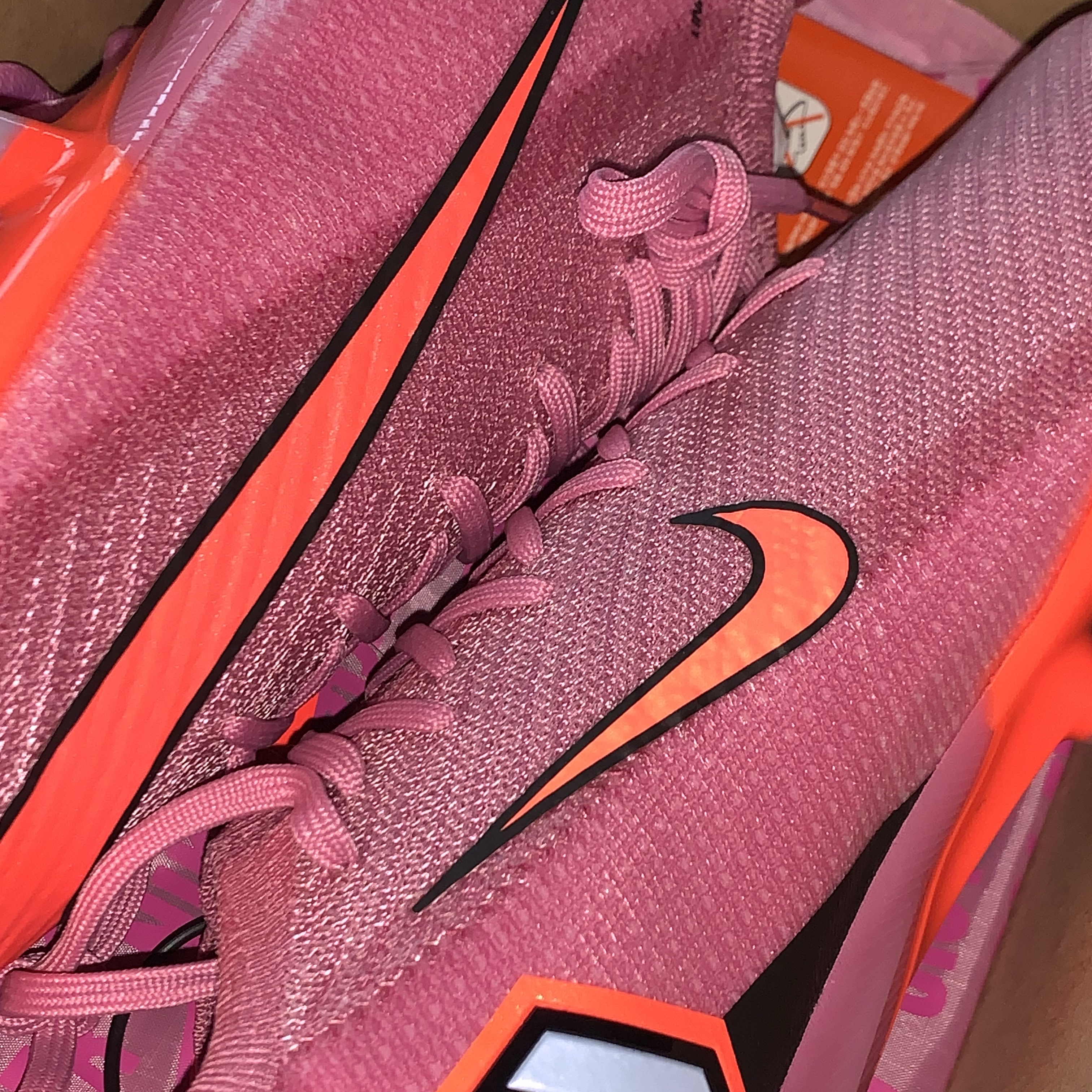 Nike Zoom Mercurial Vapor 16 Elite AG Pro Magic Flamingo Total Crimson 착용 스타일