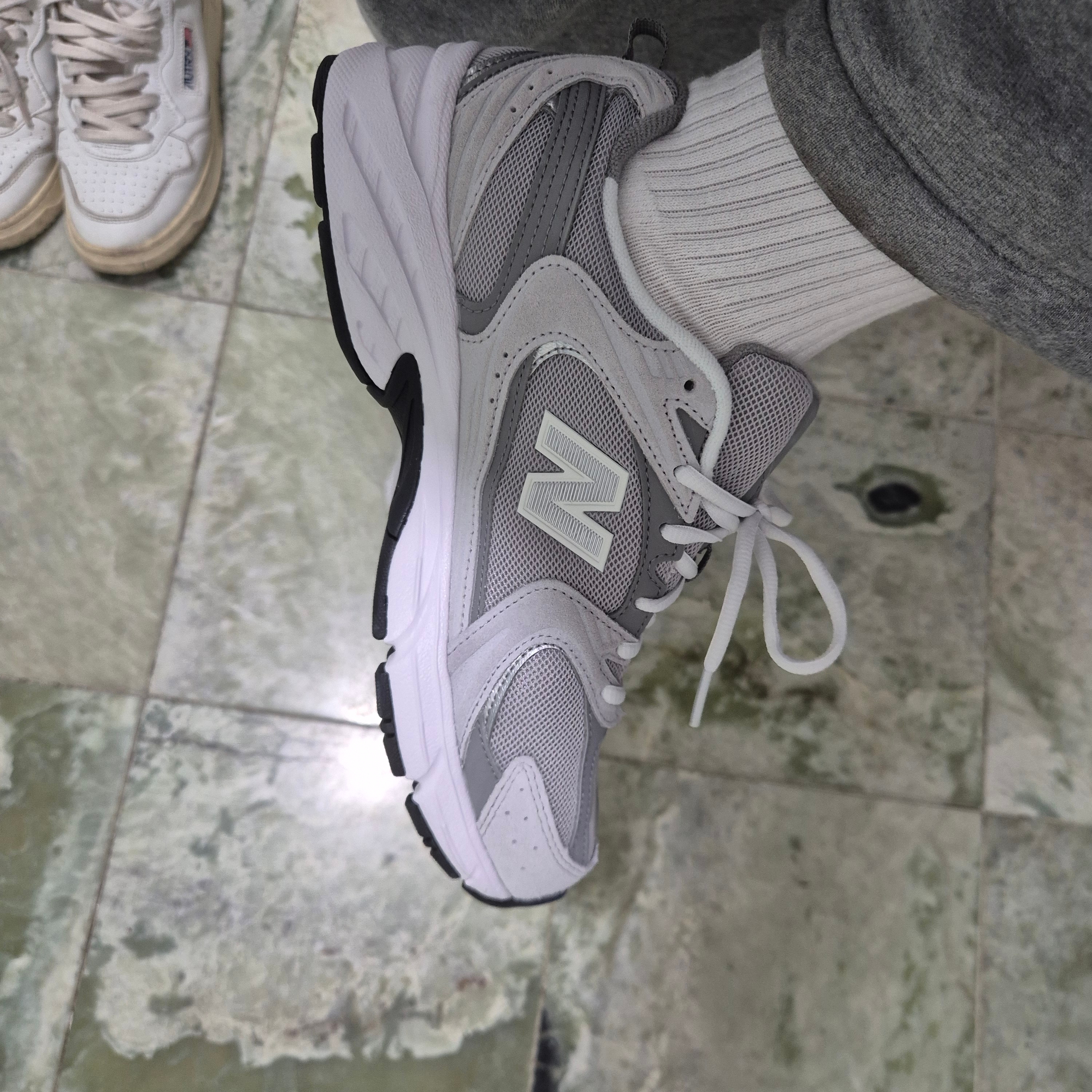 [10% 쿠폰] New Balance 530 Grey 착용 스타일