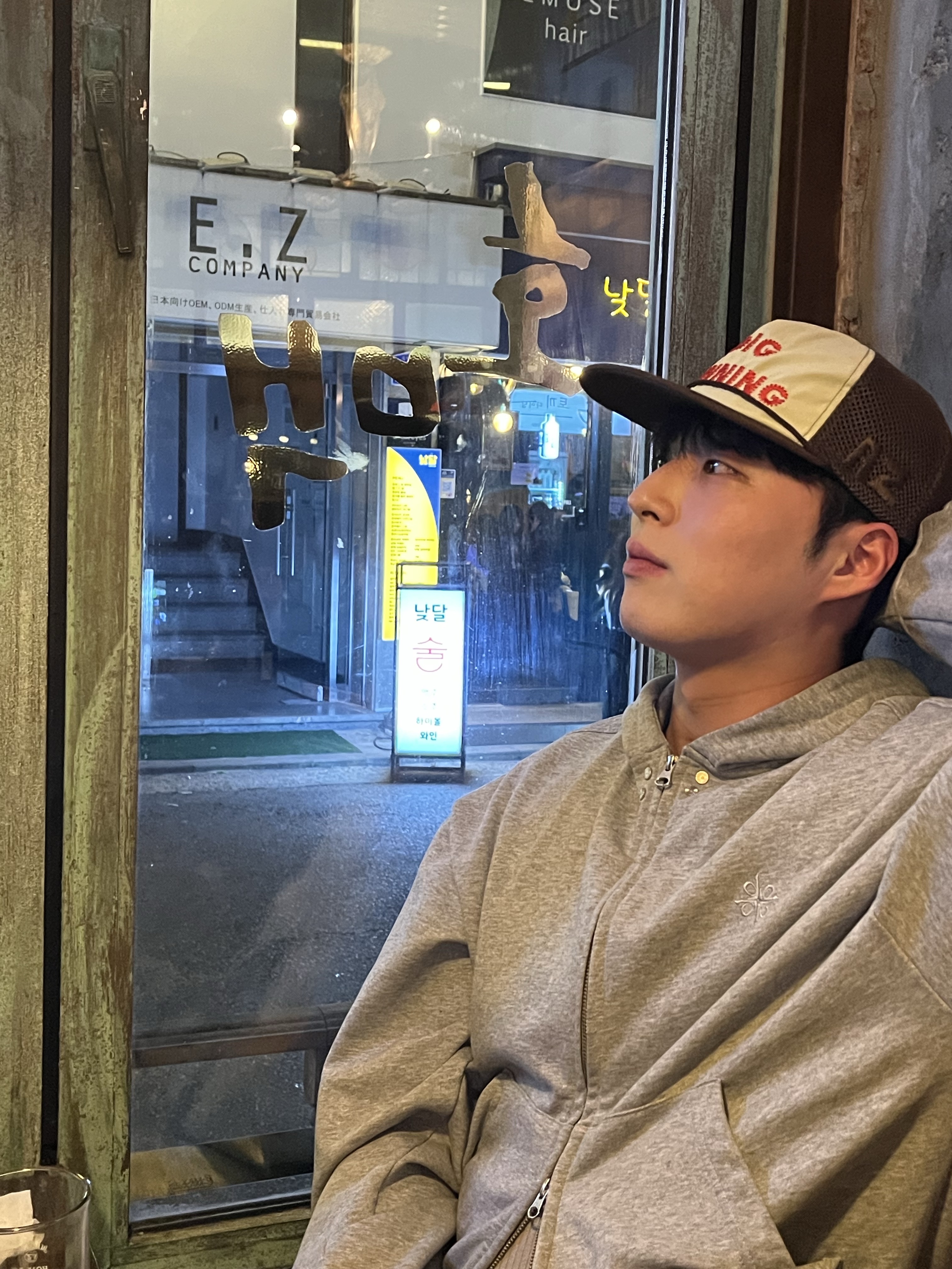 Alex Zono I Dig Running Trucker Hat OG Brown 착용 스타일 - 1