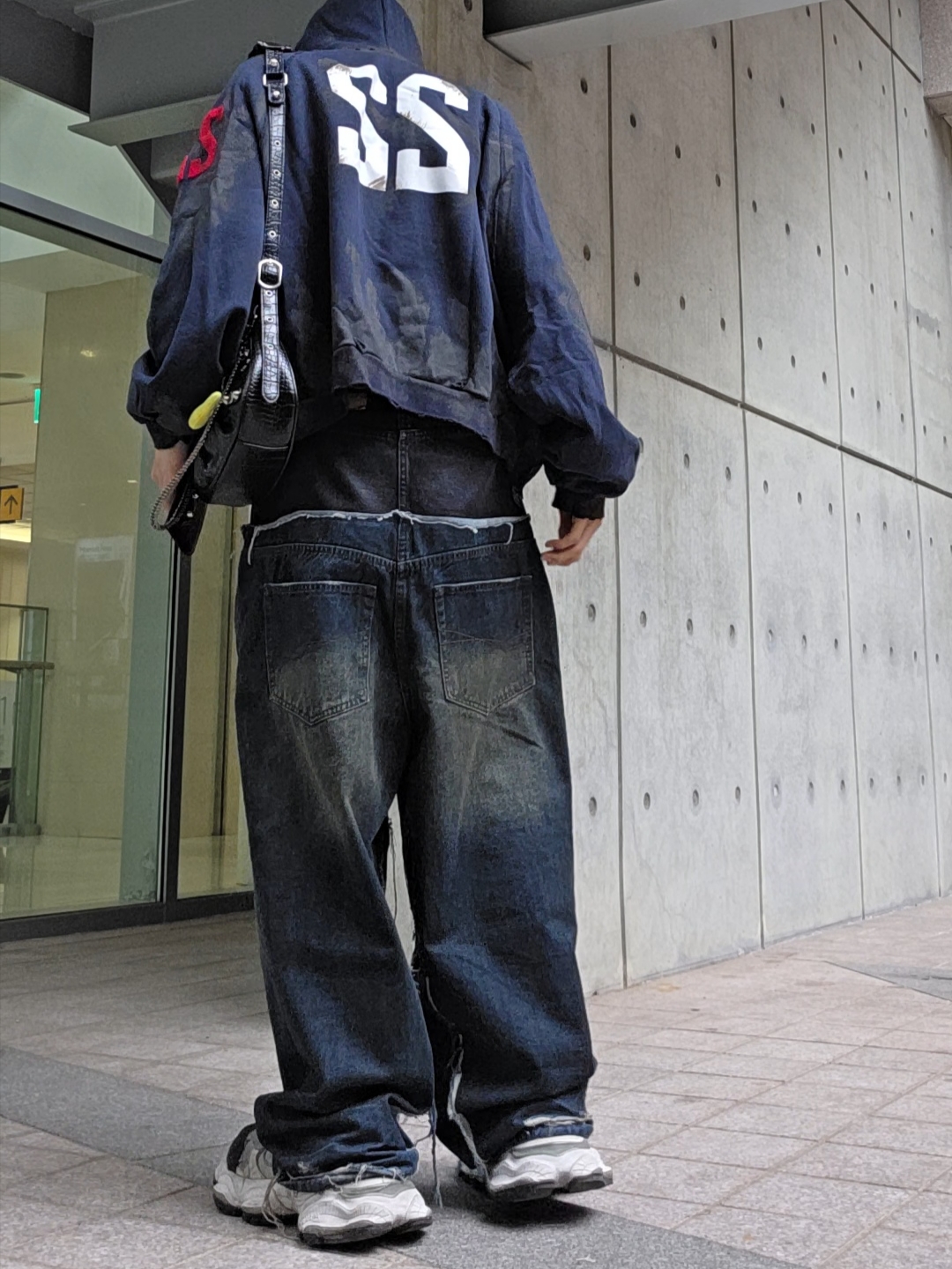 Balenciaga Cut-Up Baggy Pants Black, Balenciaga Paris Vintage Logo 22 Zip-Up Hoodie Dark Navy 착용 스타일 - 3