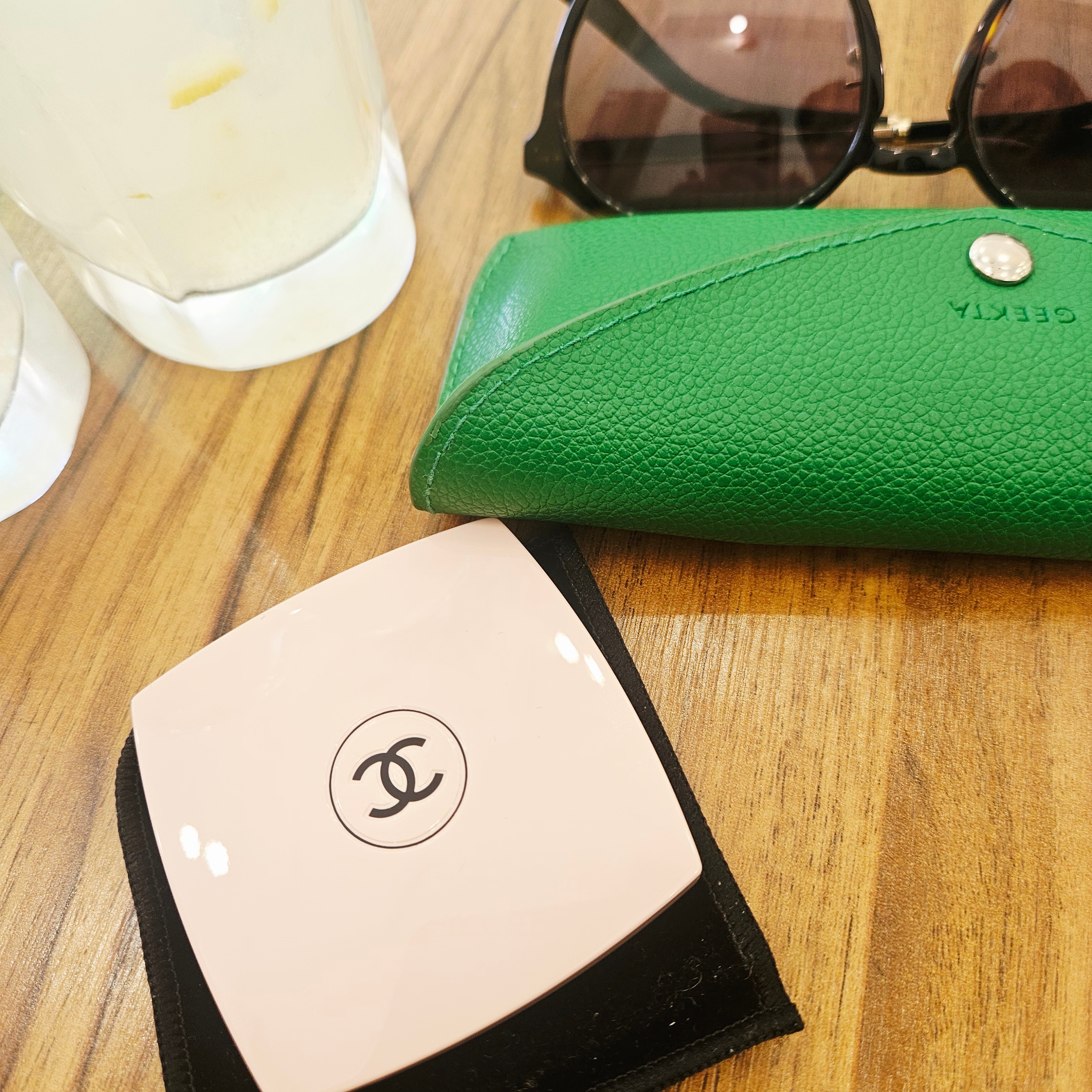 Chanel Codes Couleur Limited Edition Miroir Double Facettes 111 Ballerina, KINKIROBOT Bearbrick 51 Series (홀케이스) 착용 스타일 - 1