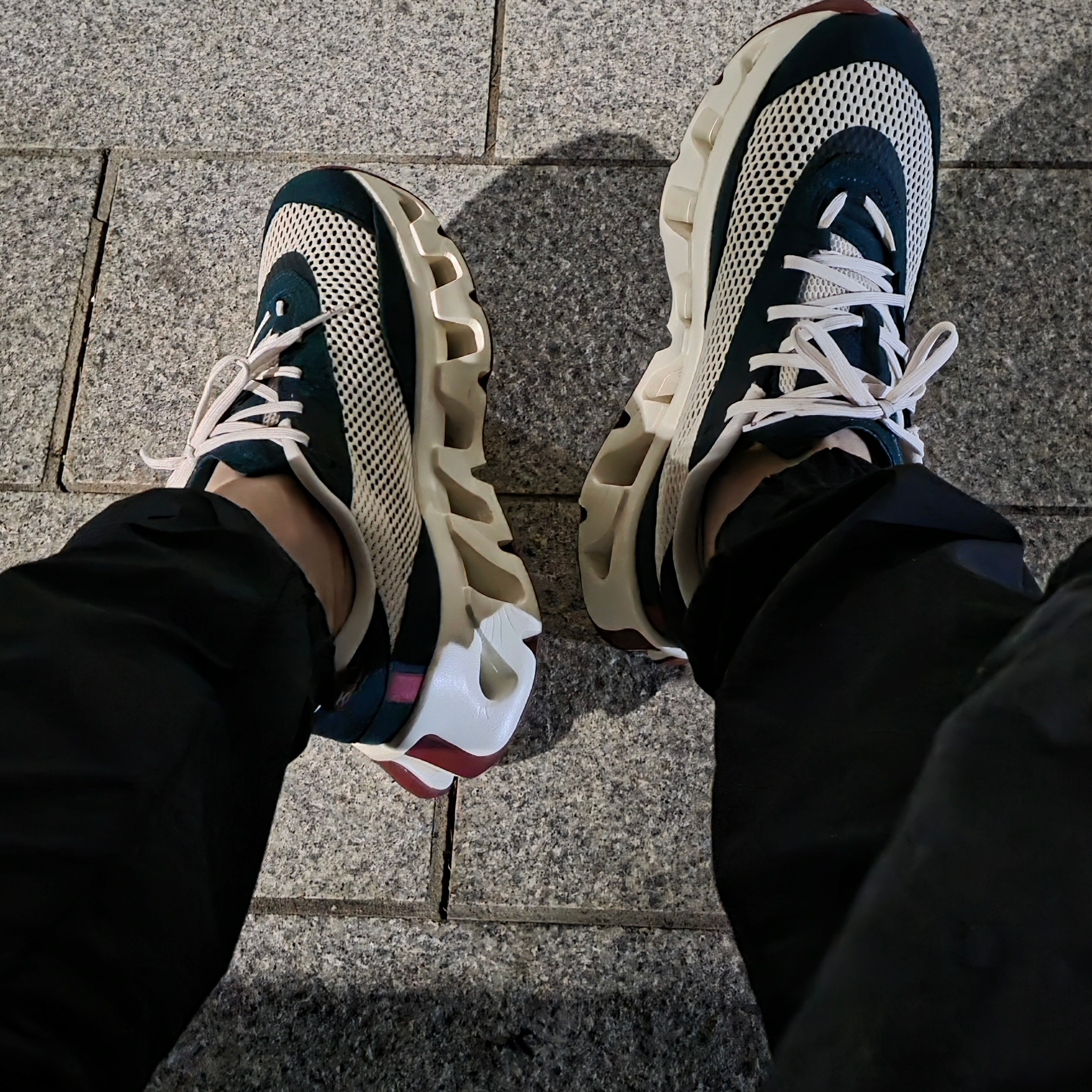 On Running x Kith K-Tech 2 Spirulina Barley 착용 스타일